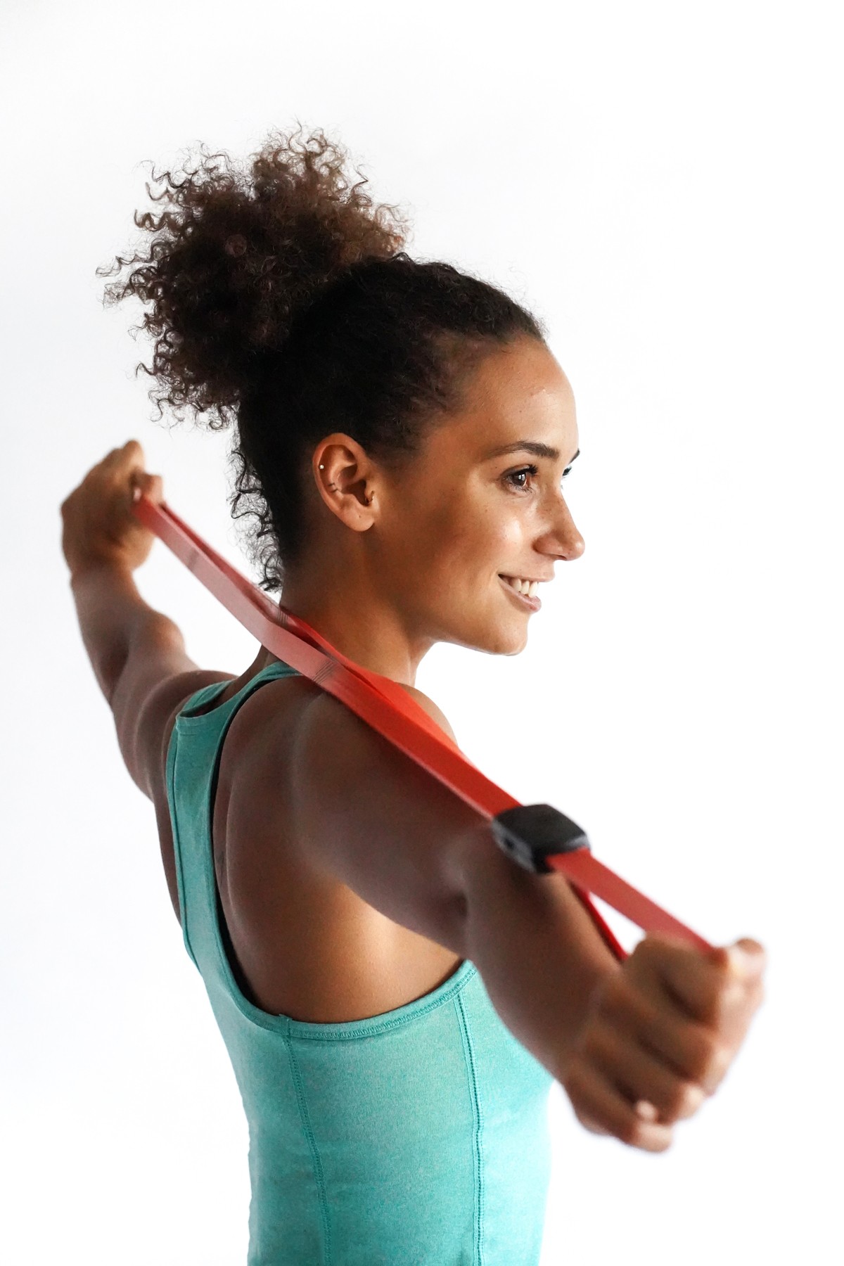 Maria posiert mit einem orangenen Sportband