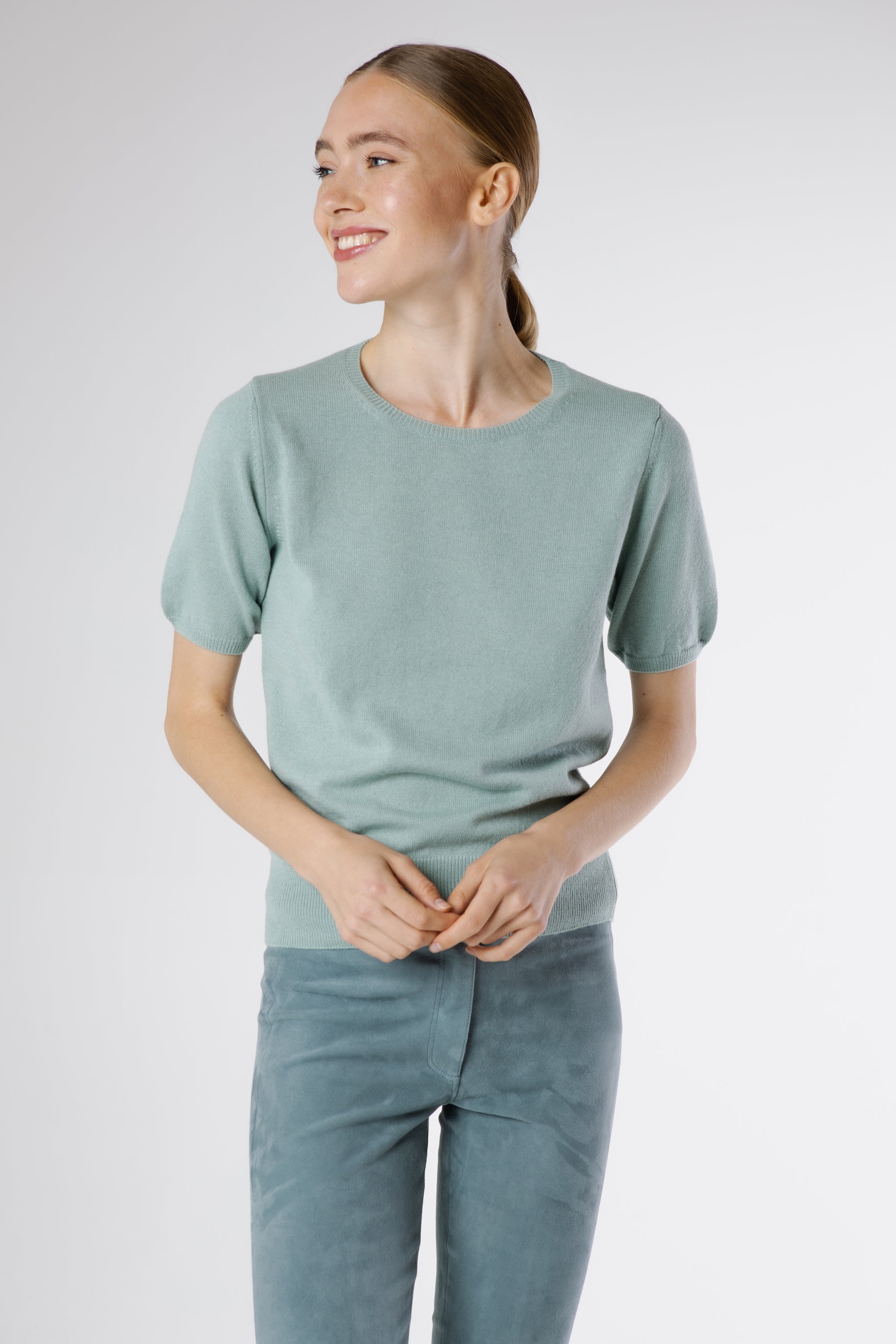 Premium Italian cashmere sweater for women – side view of Ginan Cashmere Pullover Dew short sleeve knit.