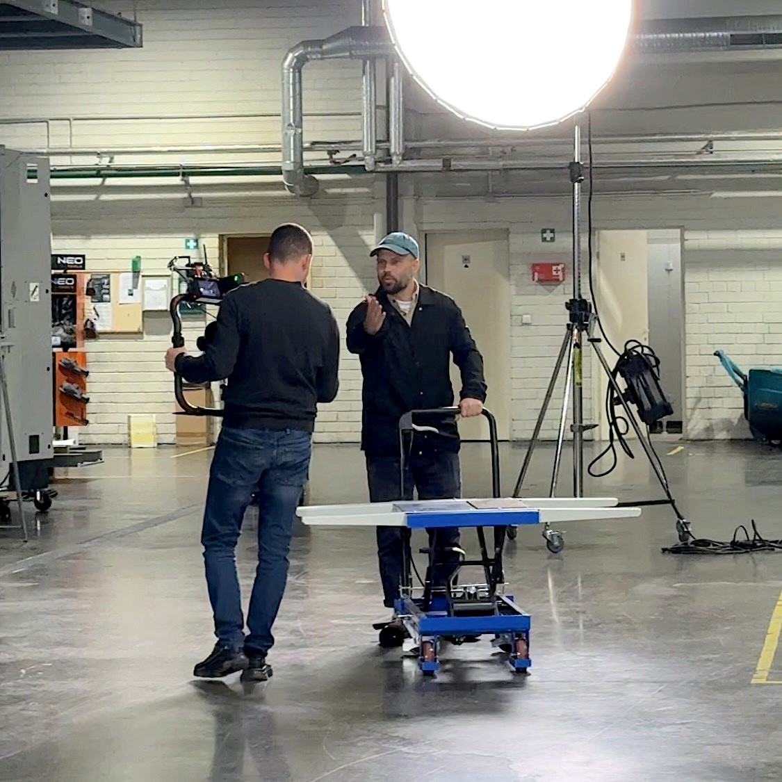 Bastian Schulze und Kameramann während Videoproduktion bei Refra.