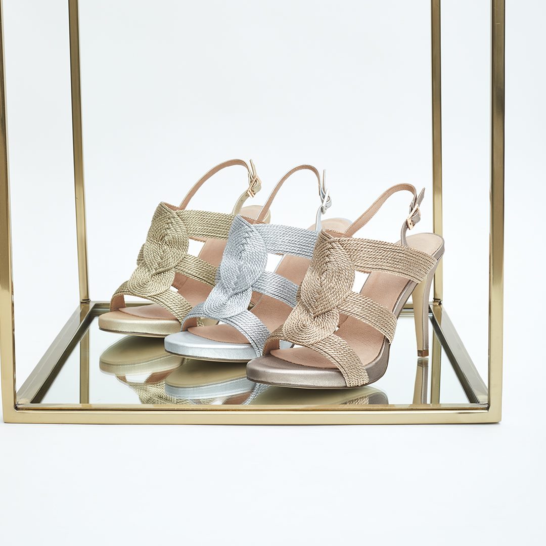 Granatowa torebka Anekke prezentowana przez modelkę w stylizowanej sesji, produkt z kolekcji do sprzedaży hurtowej i współpracy z butikami w Polsce