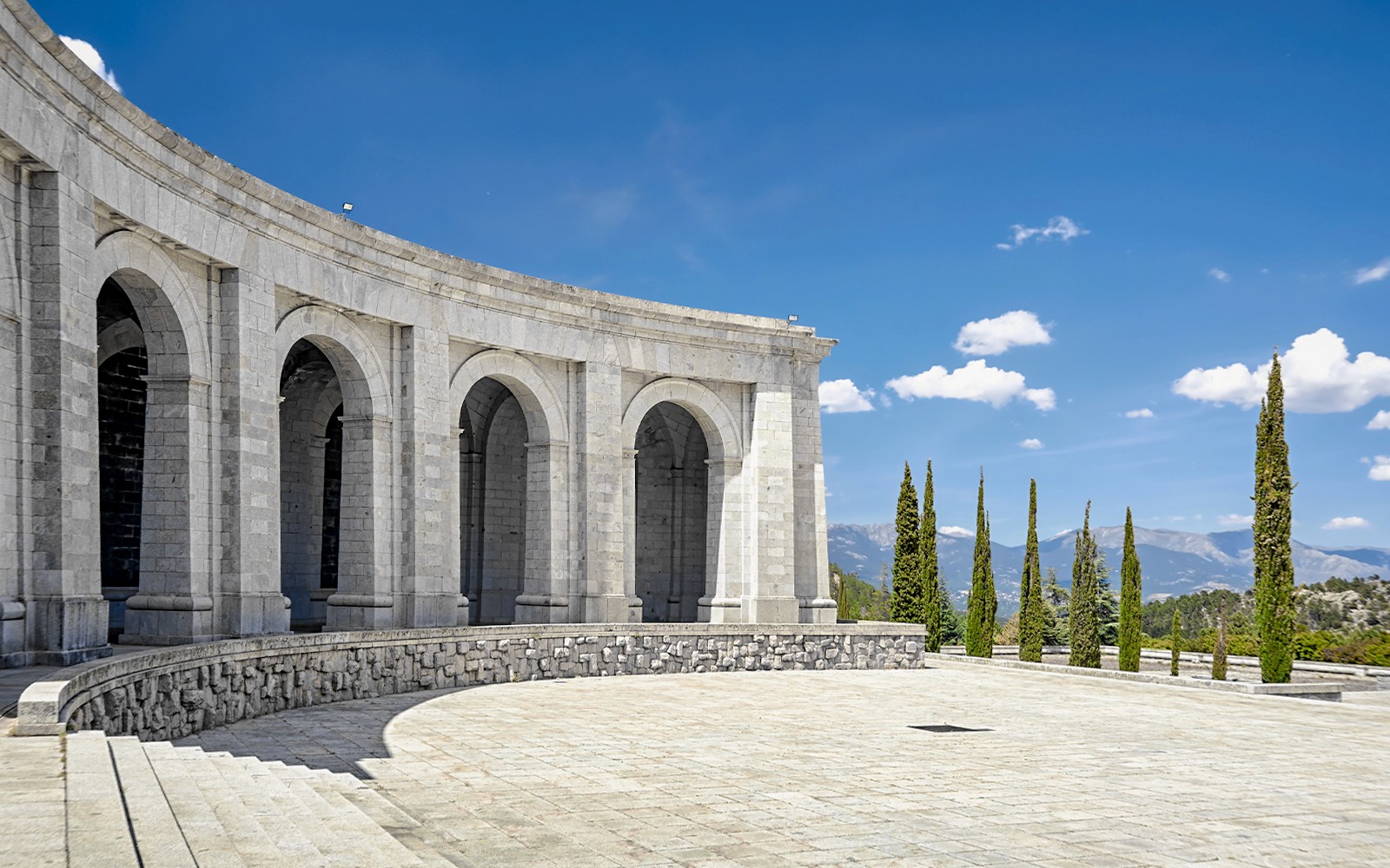 स्पेन में शहीद घाटी के स्मारक का परिवेशीय दृश्य