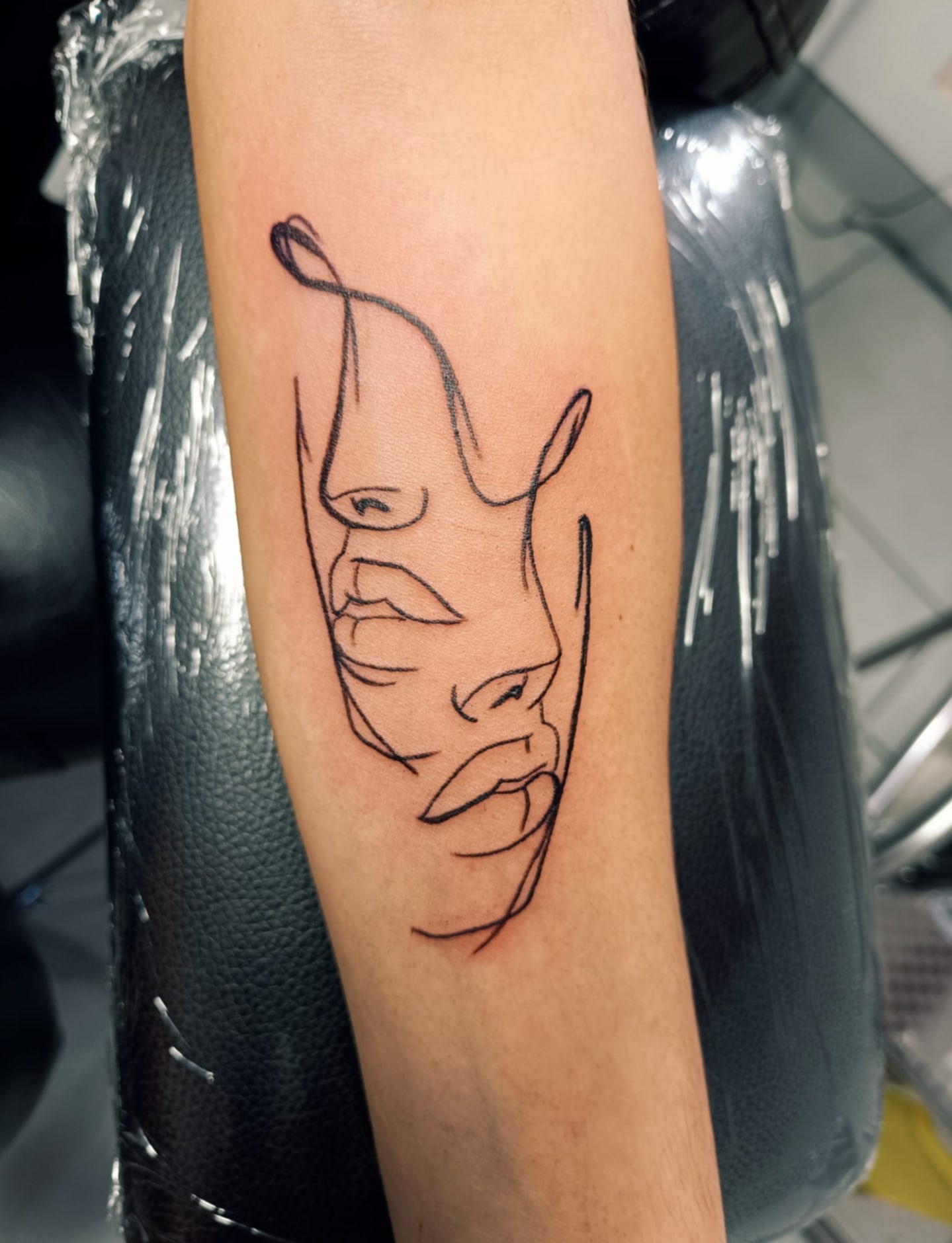 tatouage minimaliste visage 