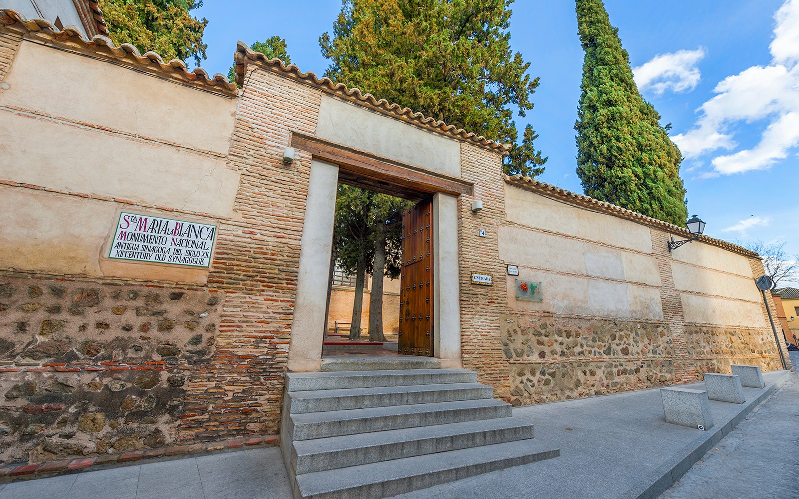 从马德里出发的半日导览游带您参观位于西班牙托莱多的圣玛丽亚拉布兰卡犹太教堂。