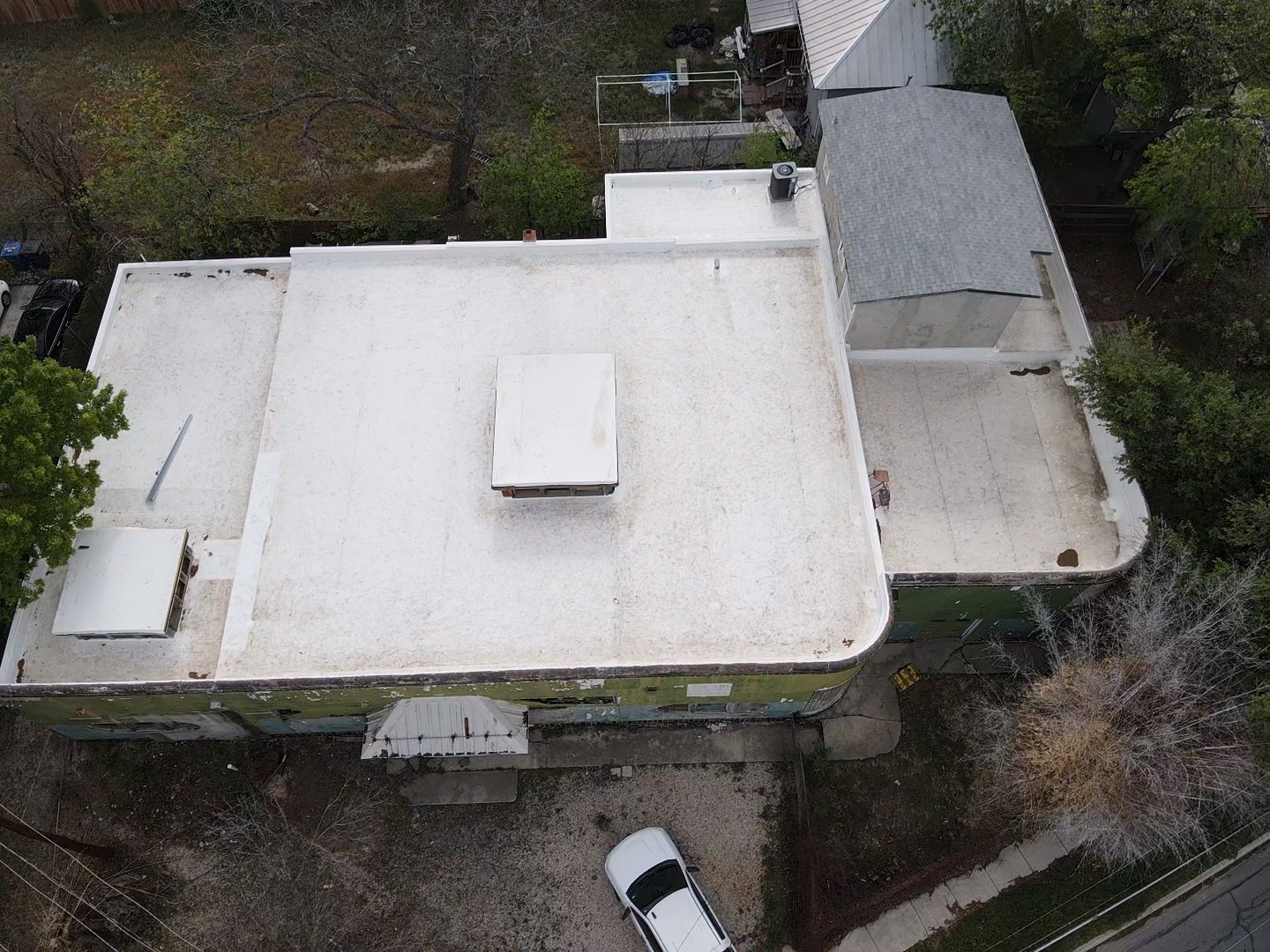 Low-slope roof photographed by Barnes N’ Roofs; insulation is concealed beneath the membrane