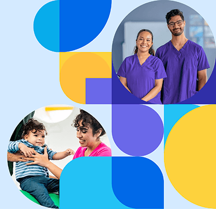 Equipo de cuidadores con uniforme sonriendo