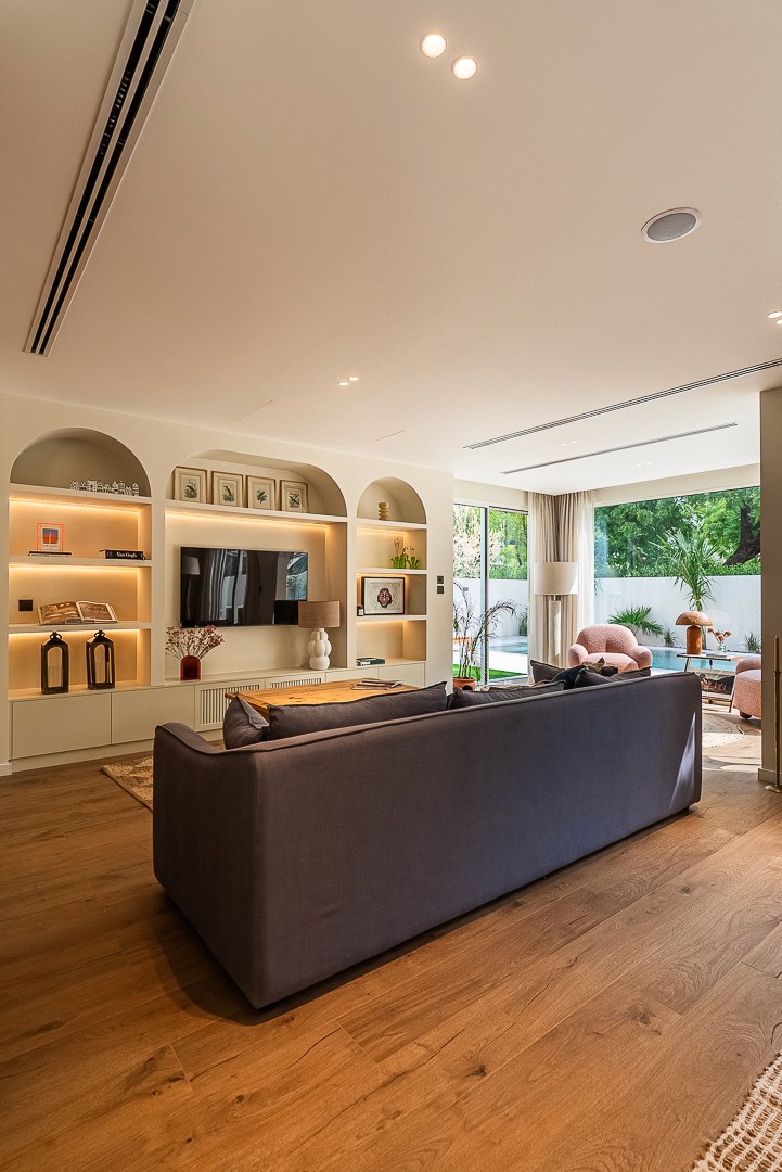 Image of a resting area with big windows