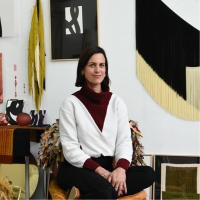 Portrait de Amelie Lengrand avec un pull blanc et rouge.