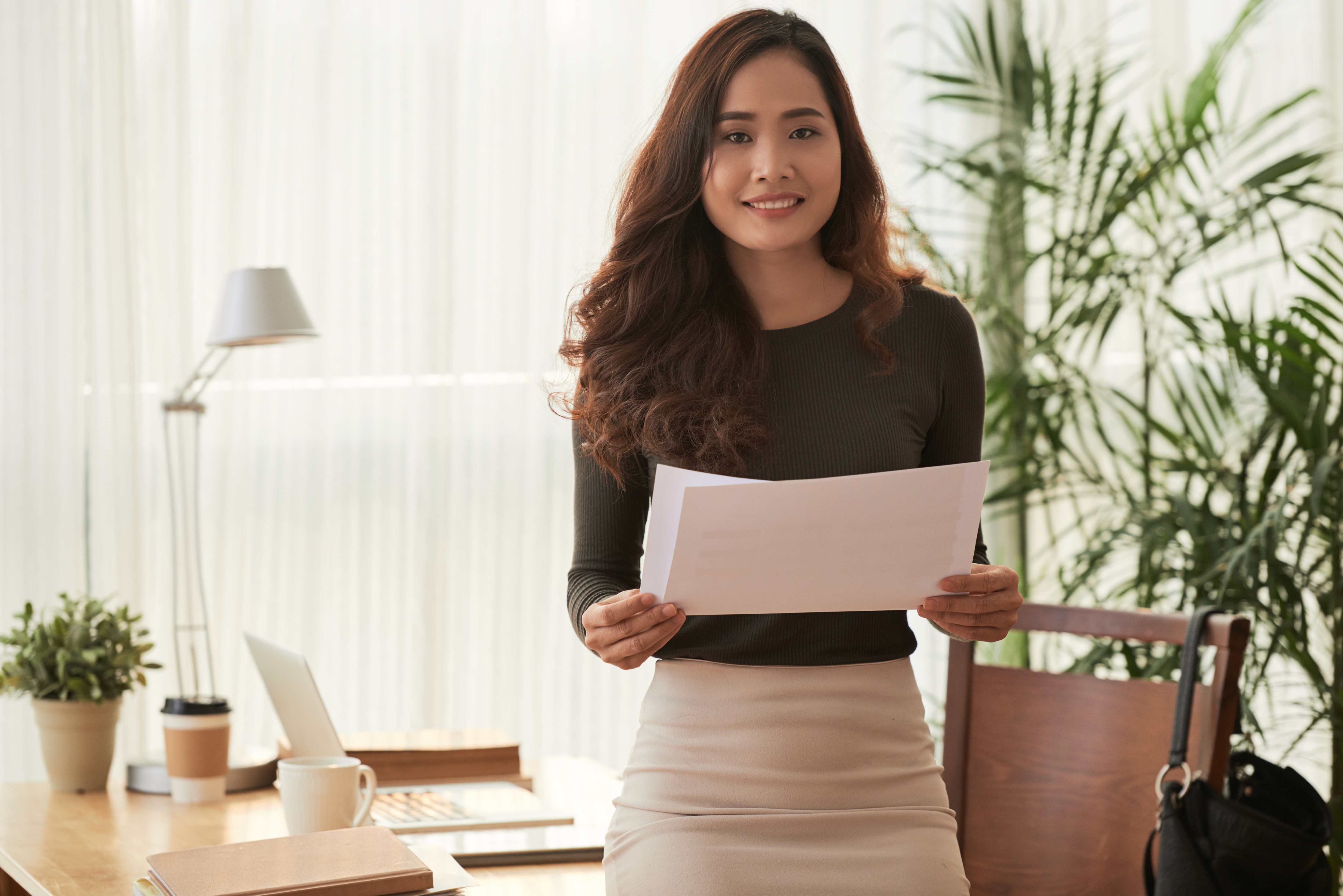 perempuan yang sedang bahagia