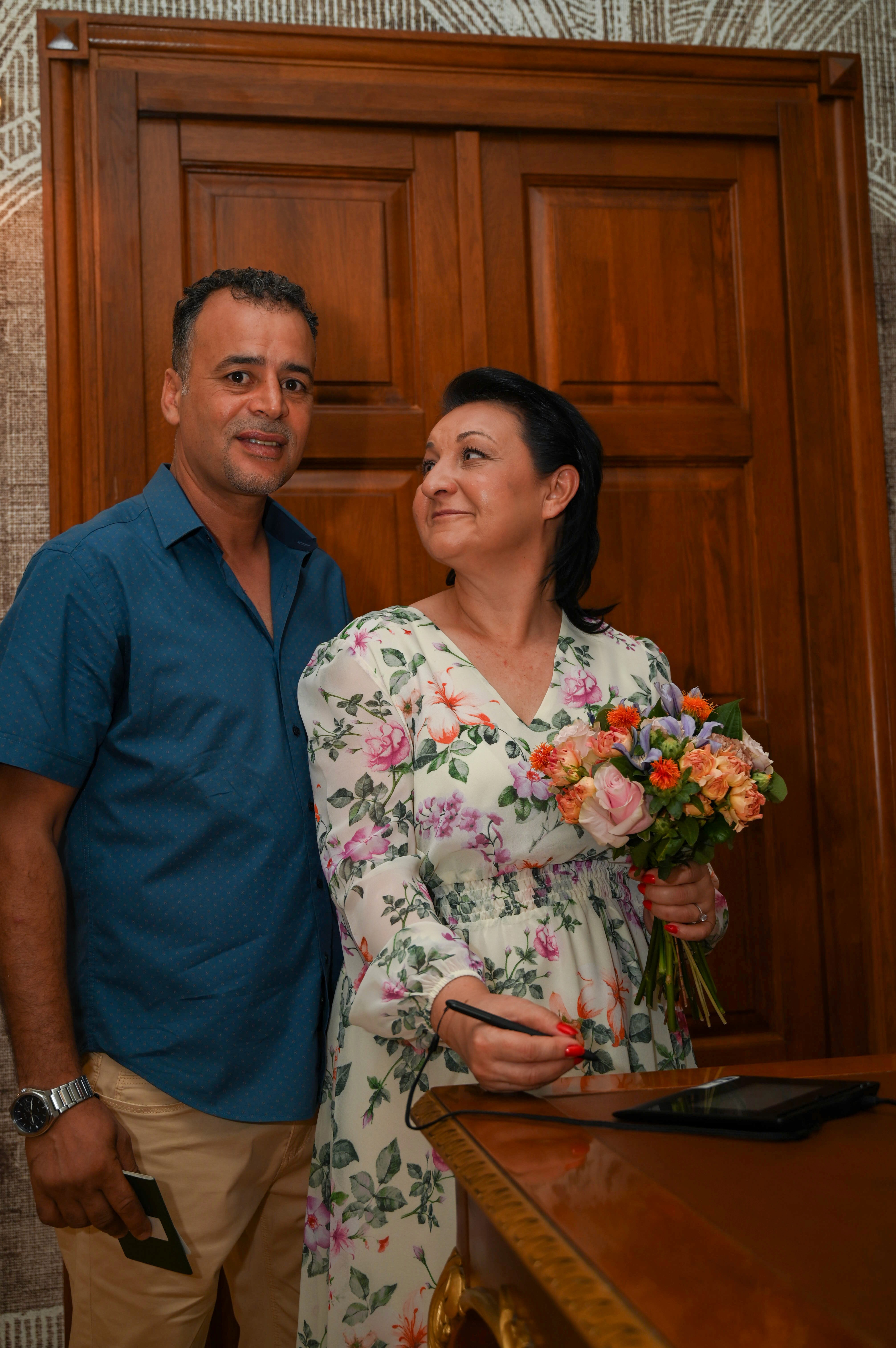 Moment emoționant între părinți în timpul cununiei civile la Starea Civilă sector 3din București.