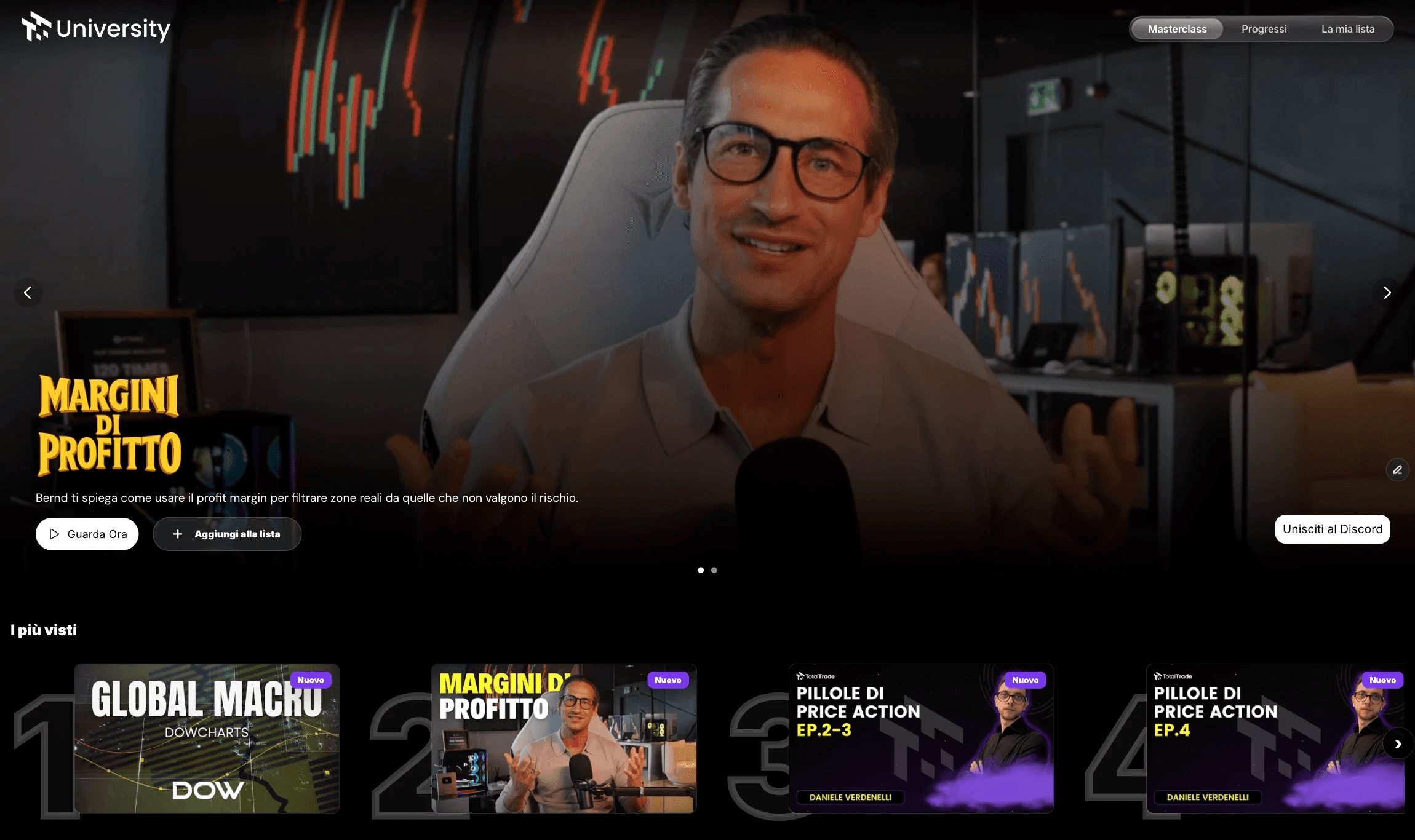 Primo piano di Bernd Skorupinski mentre presenta la lezione Margini di Profitto su TotalTrade University, con monitor di analisi tecnica e grafici luminosi sullo sfondo.