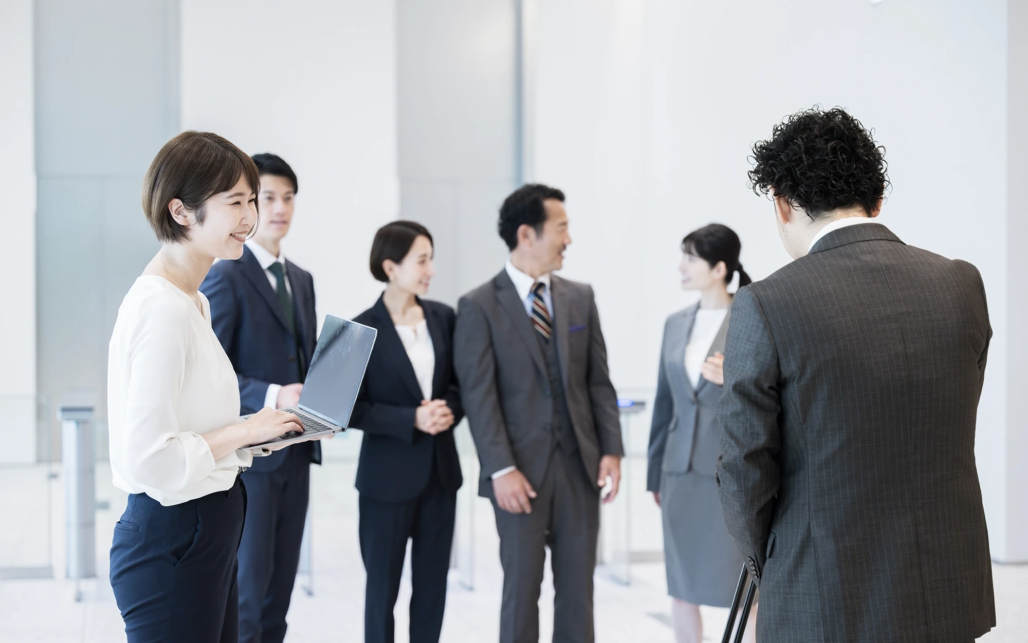 クリーンな労務インフラを表現した雰囲気の良い社内のイメージ。