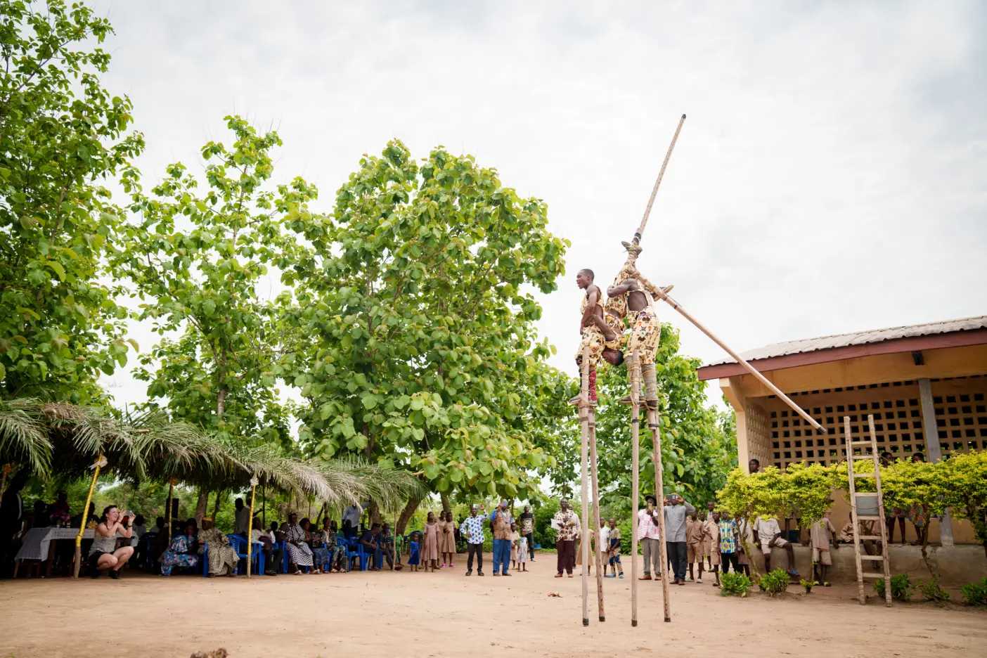 Menschen kommen auf dem Gelände von PROJECT TOGO zusammen