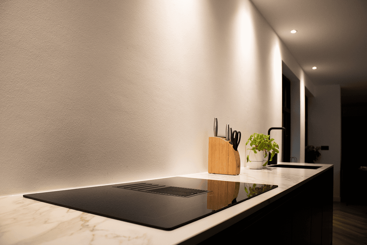 Donkere moderne keuken Keukenmontage Kort