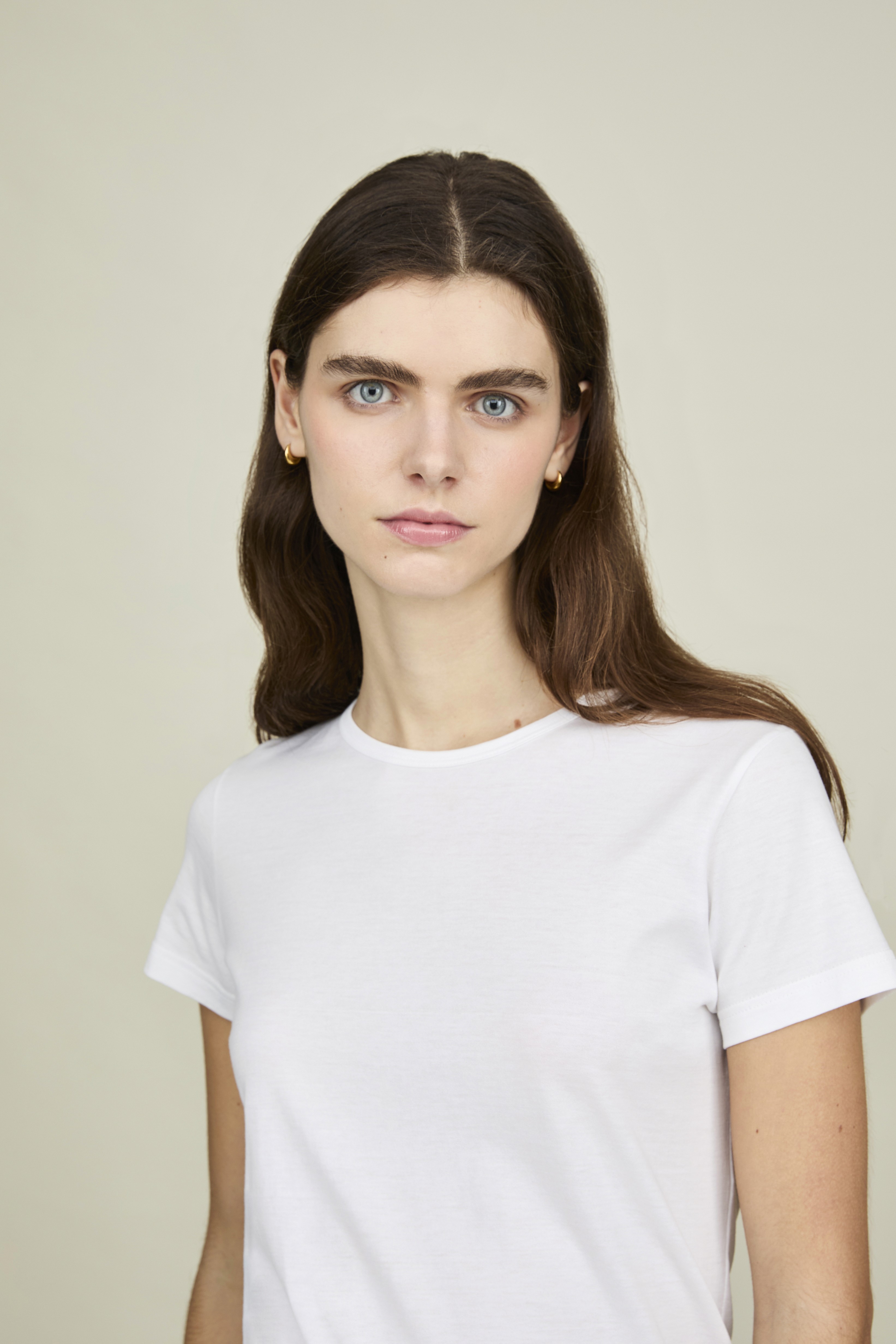 Dans le lookbook de la marque Sunspel, une femme porte un t-shirt blanc
