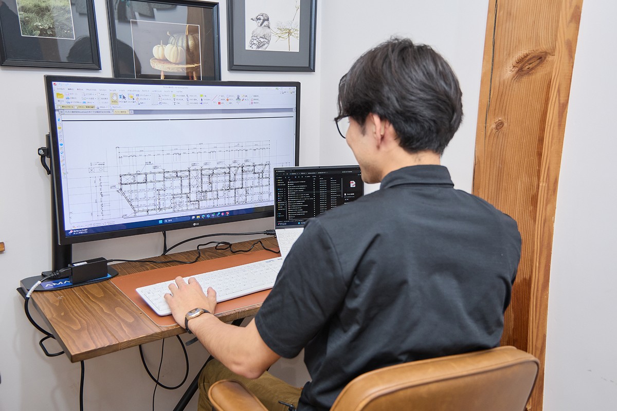 PC作業中の施工管理グループ瀧澤