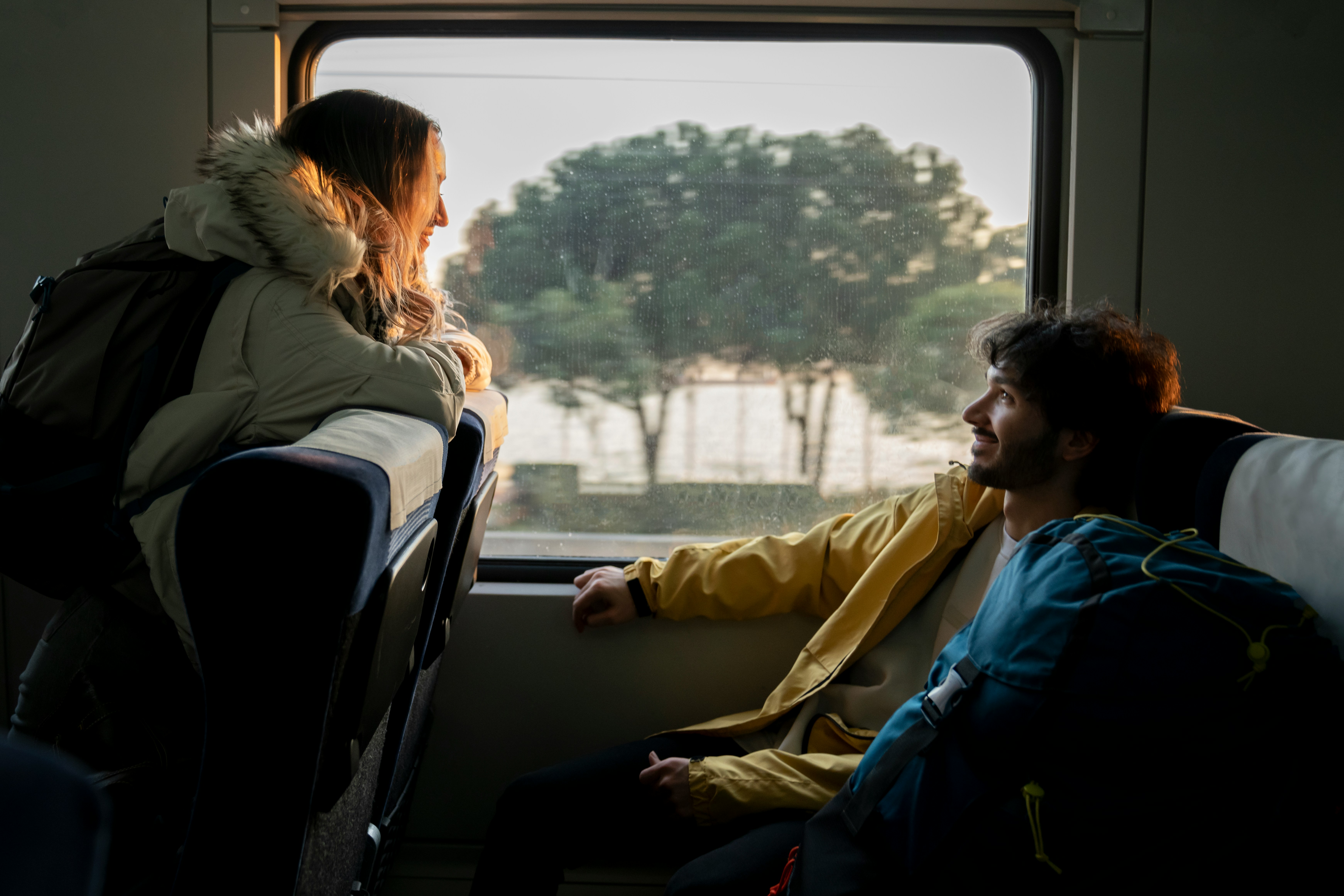 Profesionales viajando en tren como opción sostenible