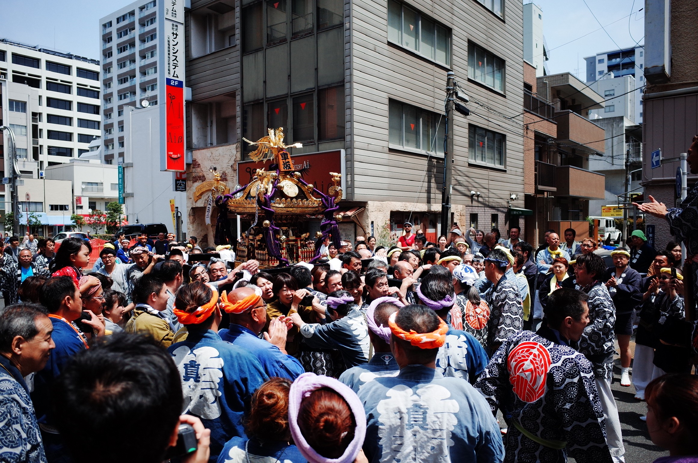 Photographie de rue lors d'une cérémonie populaire traditionnelle japonaise montrant une foule de paticipants habillés en tenue traditionnelle