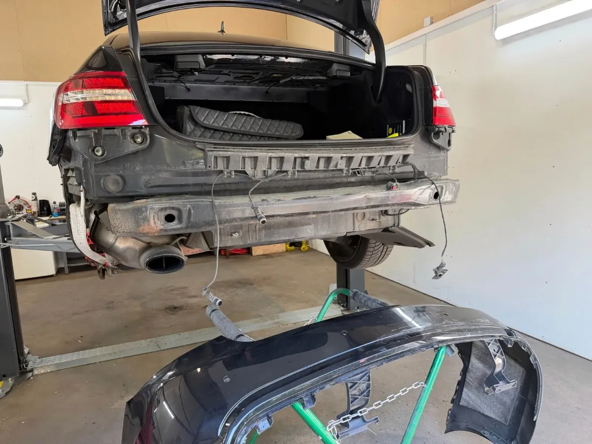 picture of an dismantled bumper of the e-class