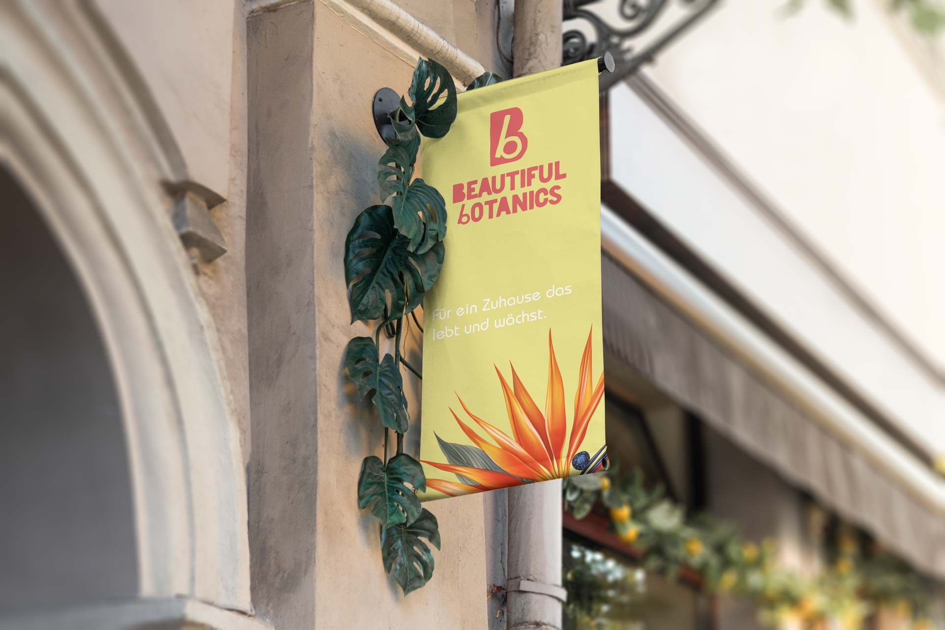 Große Werbeanzeige von Beautiful Botanics mit knallgelbem Hintergrund und roter Headline „Für ein Zuhause das lebt und wächst“. Abgebildet ist eine Frau beim Pflanzenkauf, umgeben von exotischen Pflanzen als Designelemente.