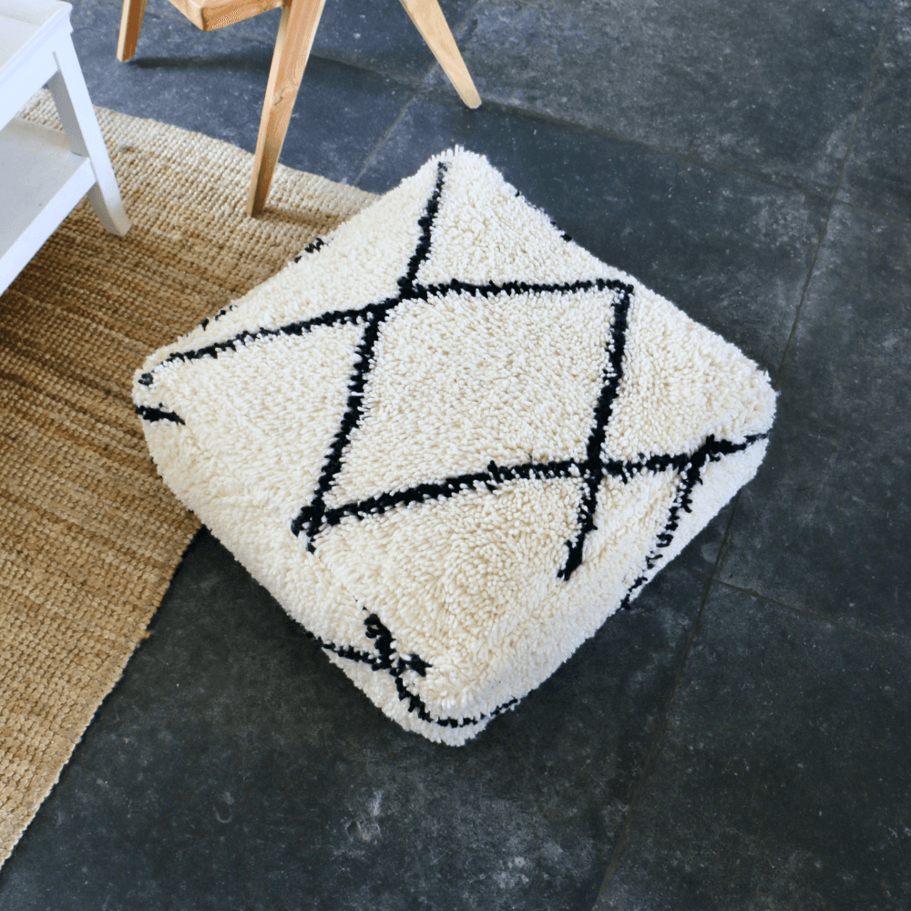 Pouf berbère en laine blanc cassé et traits en noir