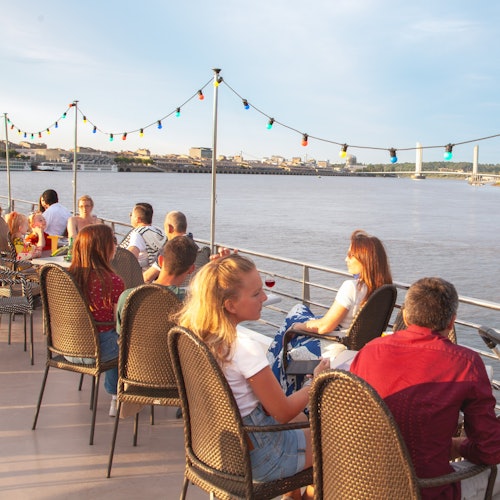Burdigala cruises on the Garonne River