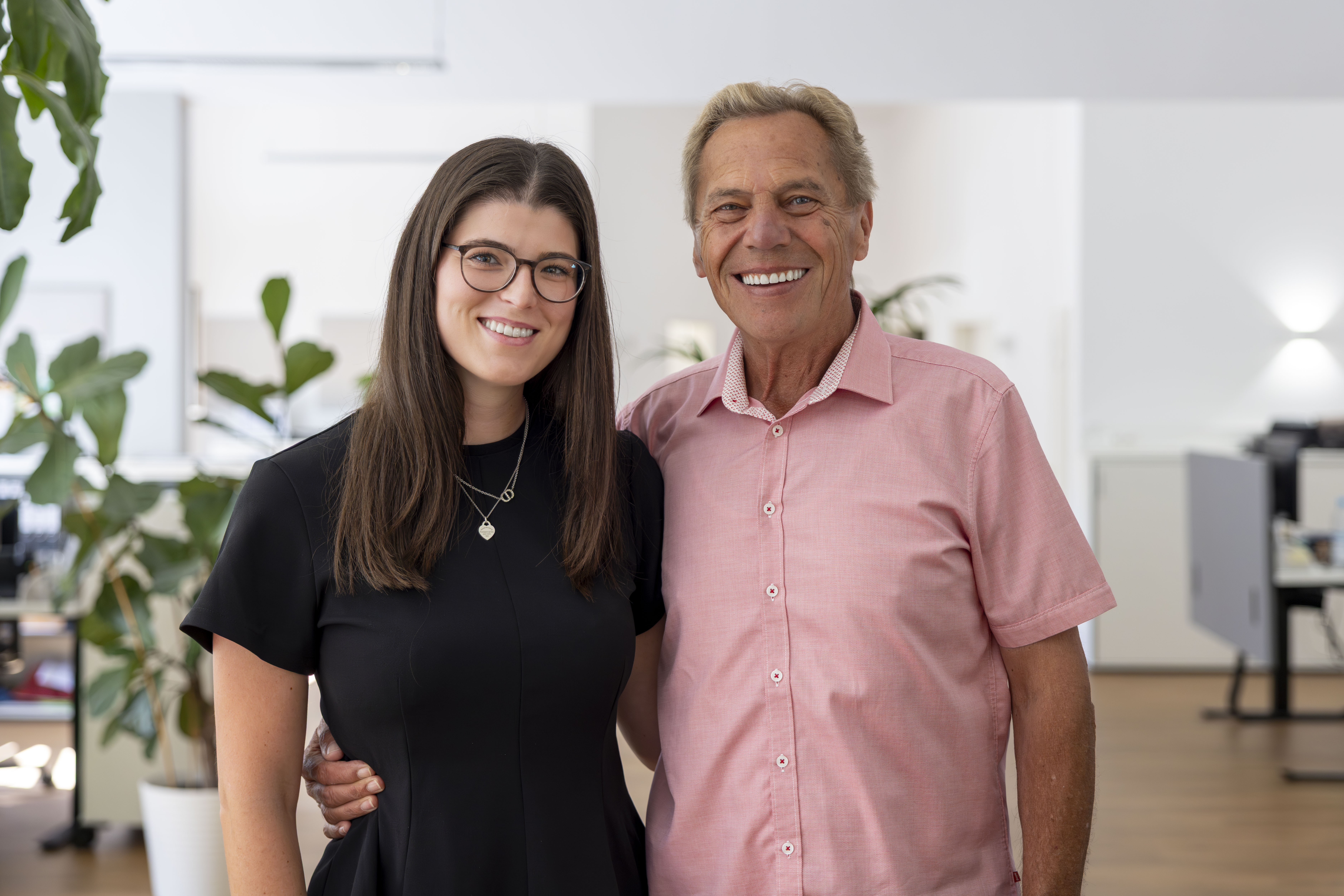 Team von VID-Immobilien im Büro, fotografiert für das Projekt von Blackbone
