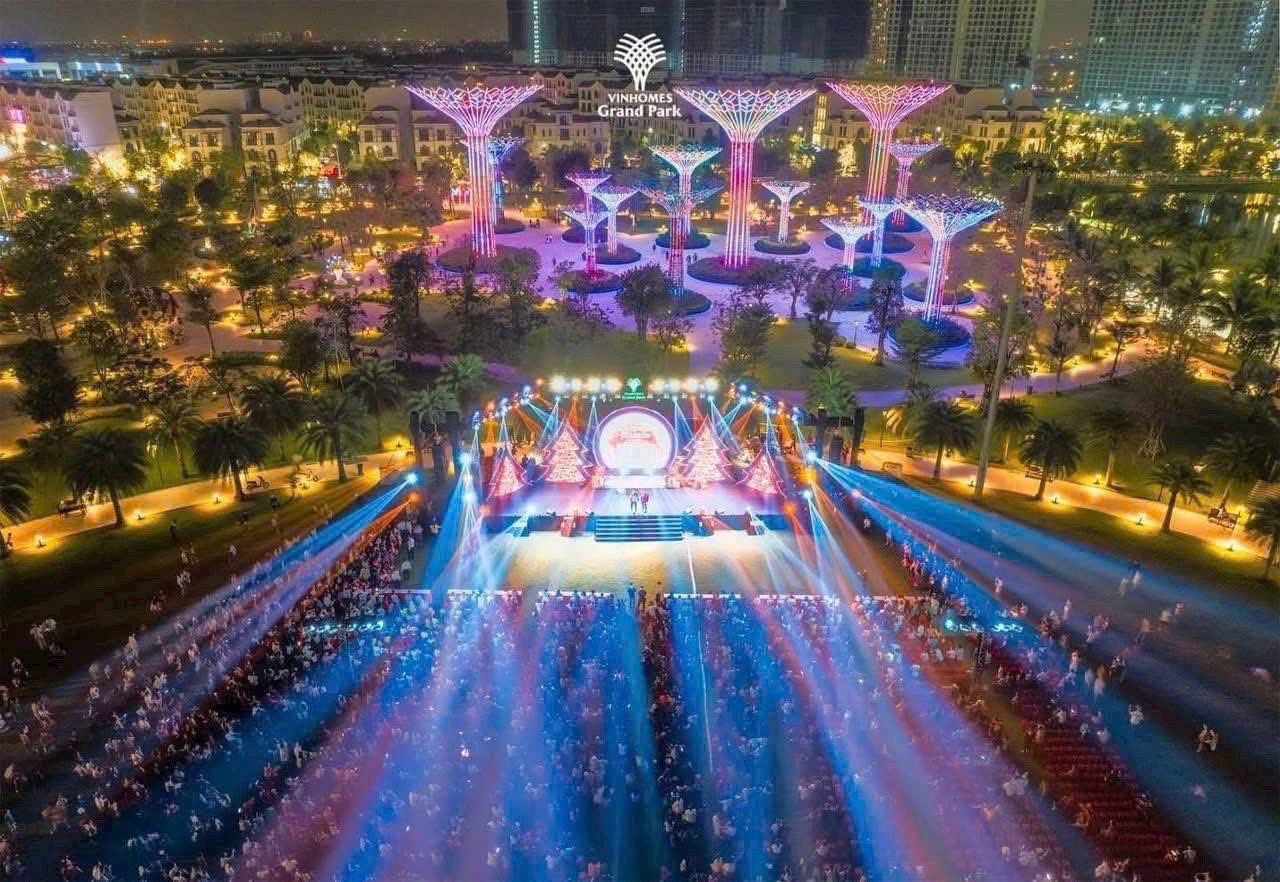 Phòng khách hiện đại với cửa sổ lớn đón ánh sáng tự nhiên và khu vực ghế ngồi ấm cúng.