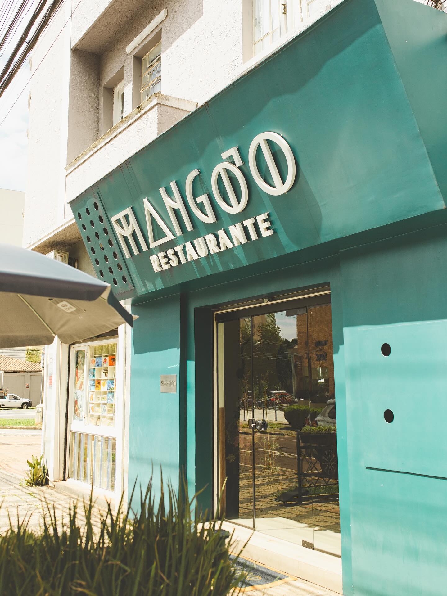 O Mangôo Restaurante é um renomado estabelecimento de alta gastronomia localizado em Curitiba, famoso por suas massas, molhos e pães puramente artesanais.