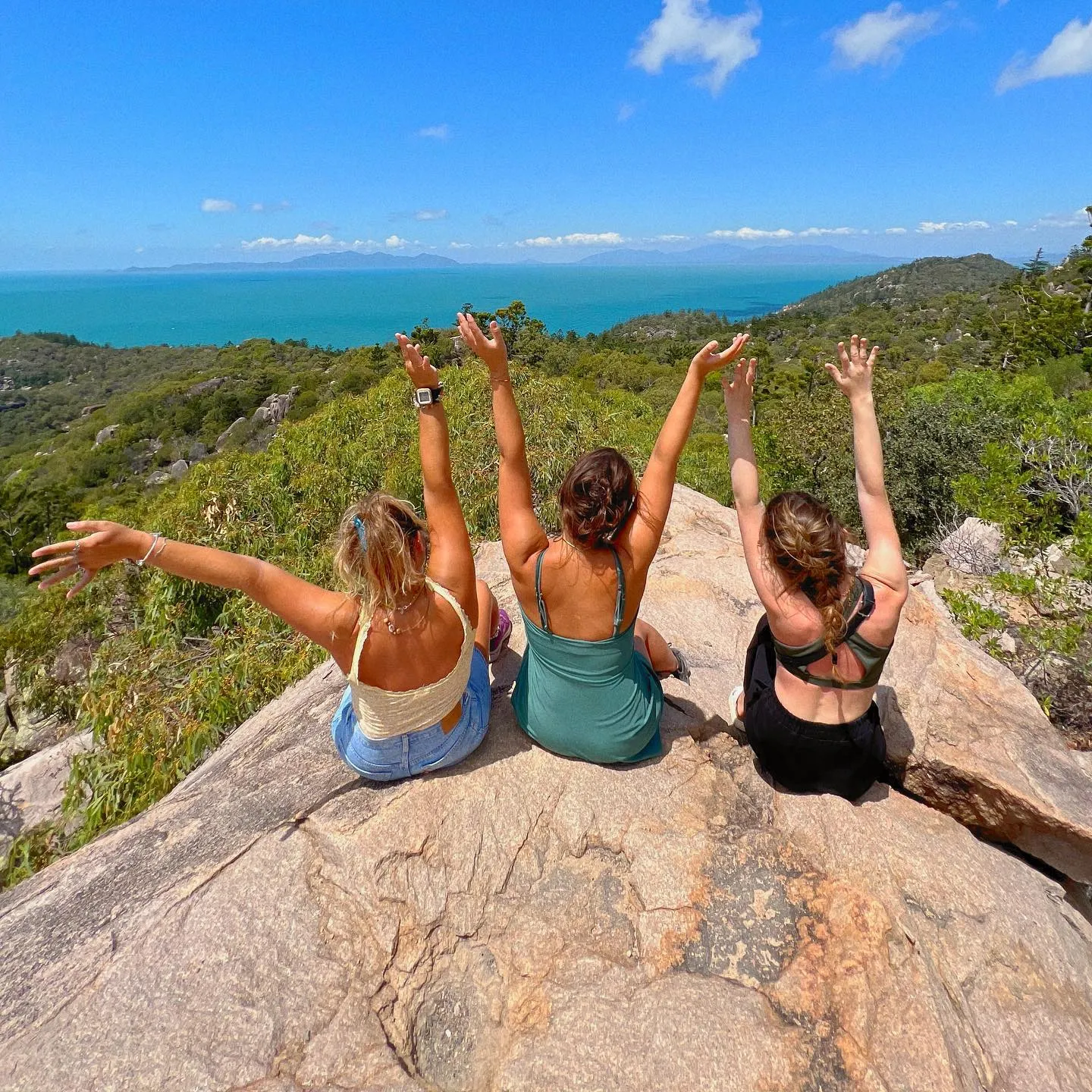 Junge Frauen genießen die Freiheit bei ihrem Work & Travel-Aufenthalt mit TravelWorks