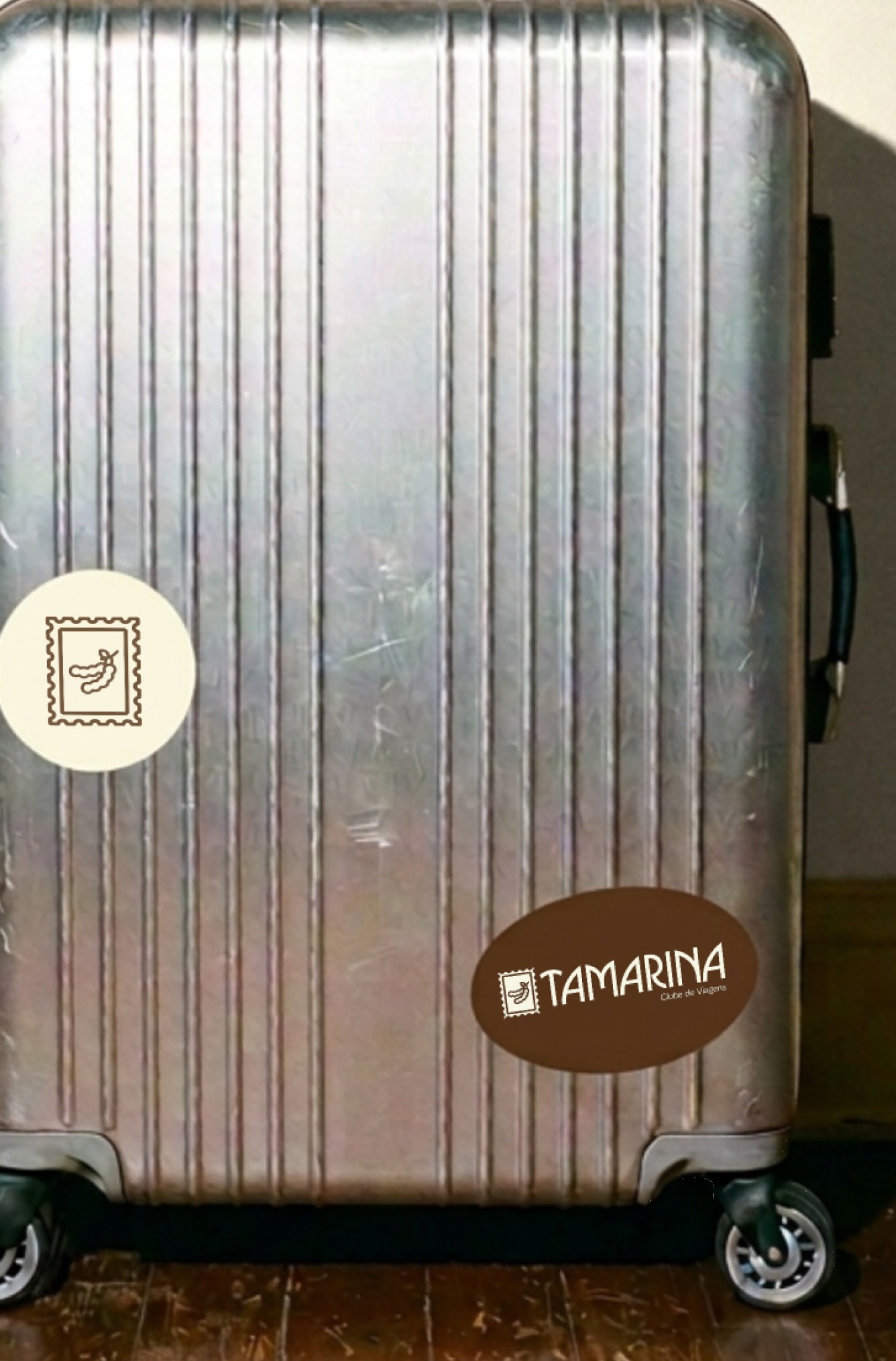 Mala com adesivos da Tamarina