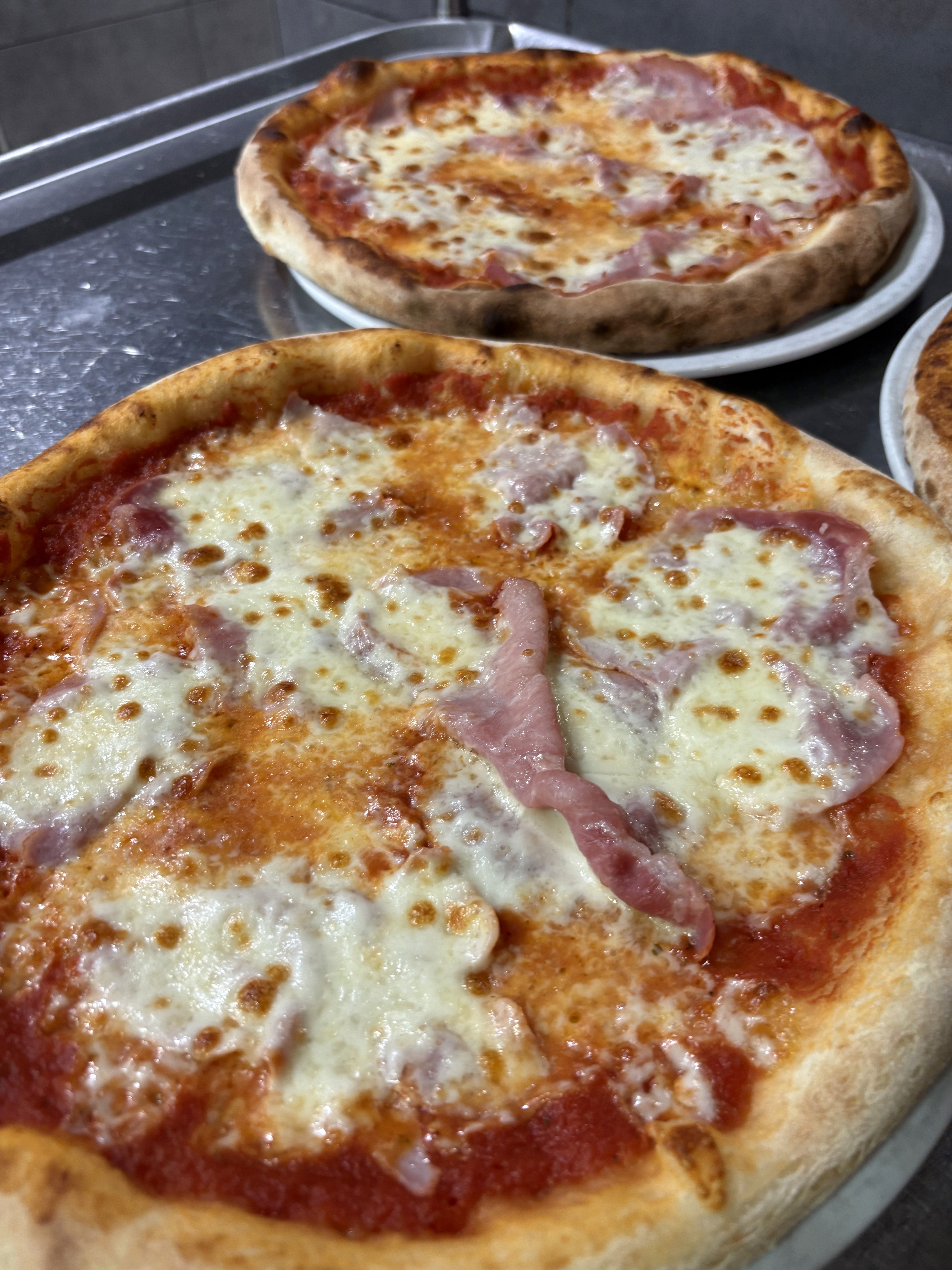 Pizza Regina au jambon et champignons