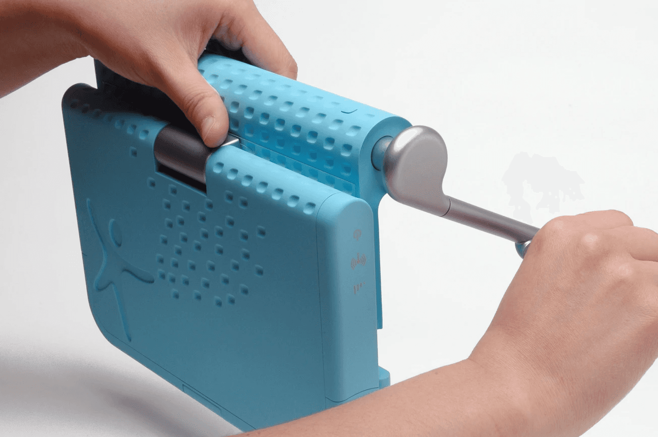 Device with grip and crank handle to chrage battery.