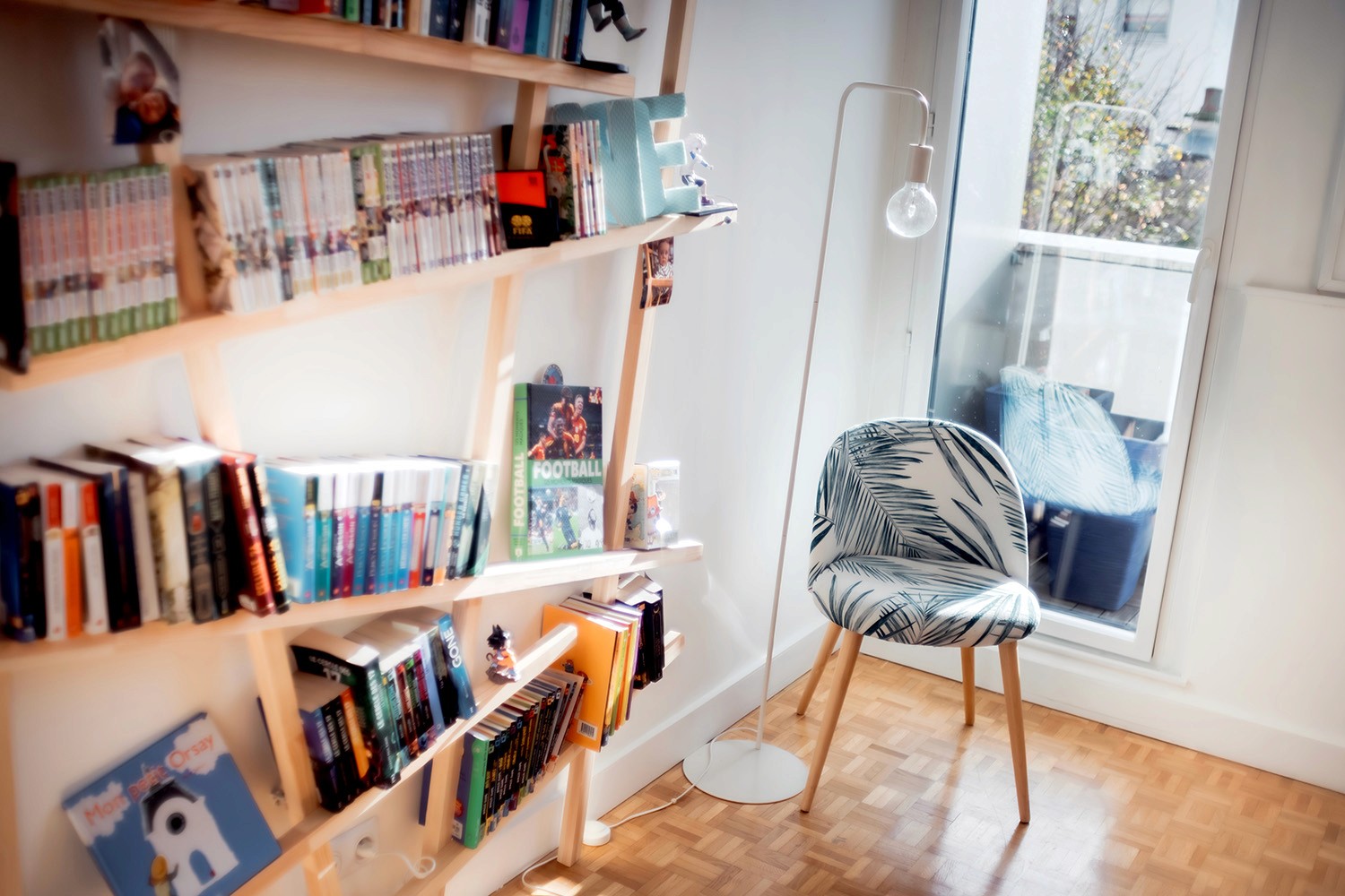 dressing sur-mesure blanc intégré mur – optimisation rangement appartement