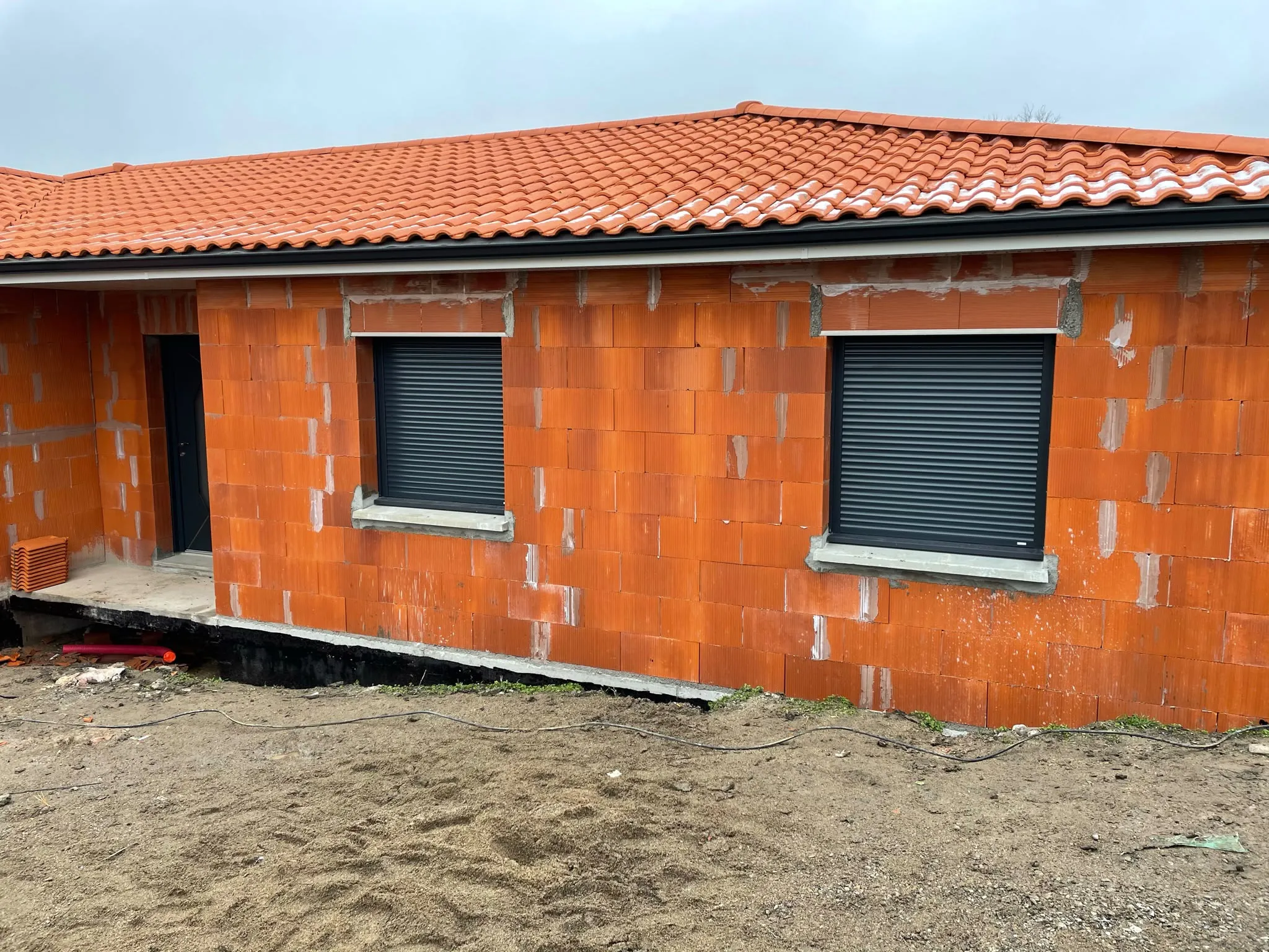 Volets roulants sur une façade en construction — AFermetures