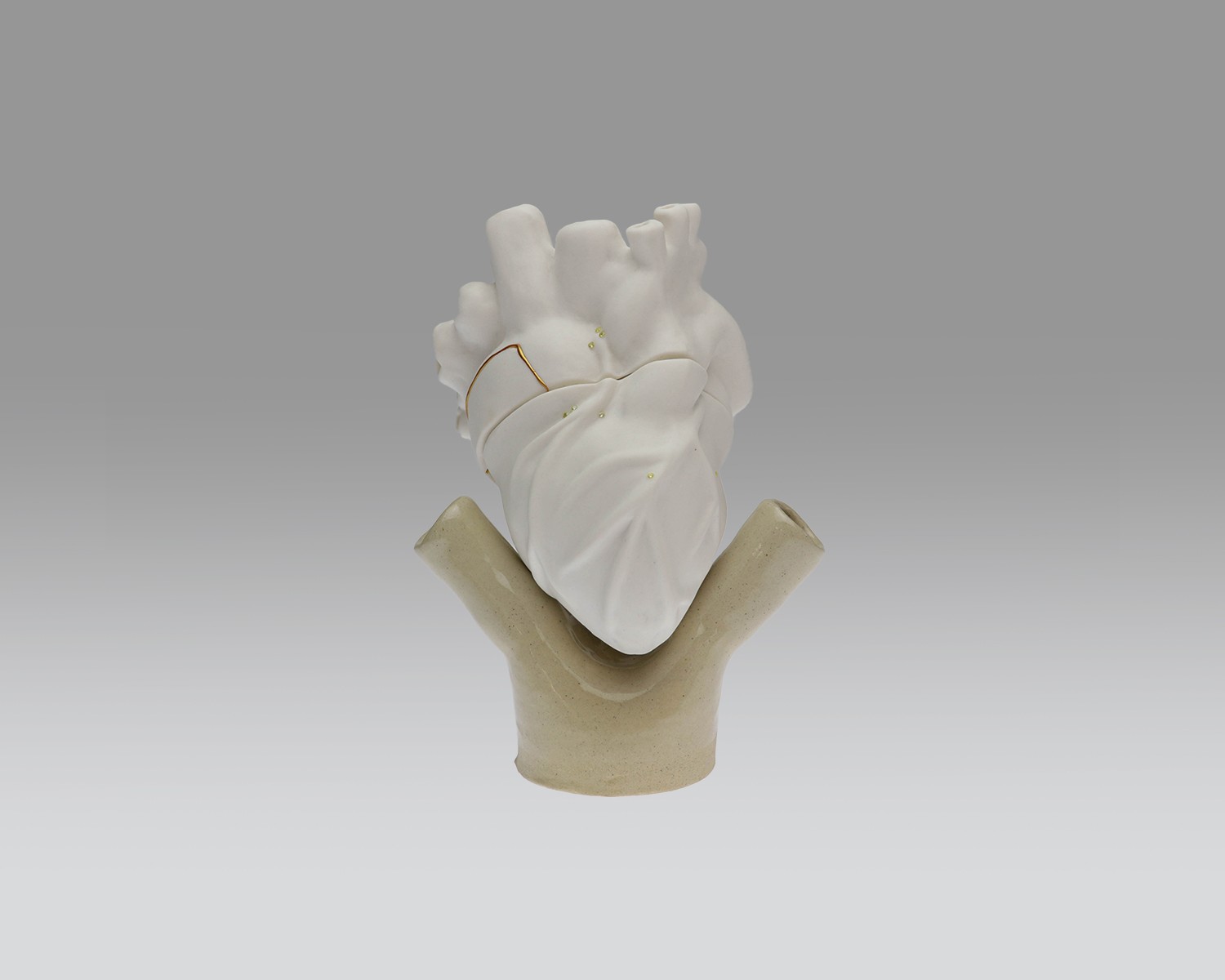 Individual view of a unique ceramic heart from Perfect Imperfection series by Yuxin Song. Highlighting cracks with cubic zirconia and mica powder. Light-up sculpture made with resin, 2022.