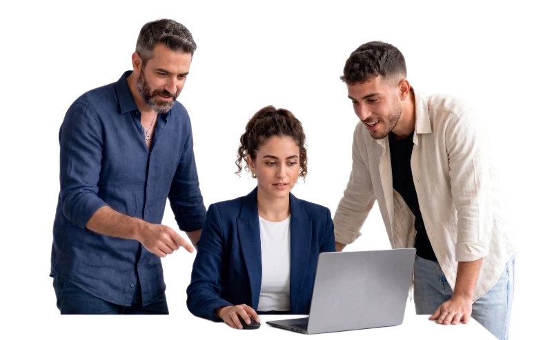 צוות הקריאטיב של סוכנות הדיגיטל DigiGo בעבודה משותפת על מחשב נייד, מוצגים על רקע לבן נקי במראה מקצועי ומודרני.