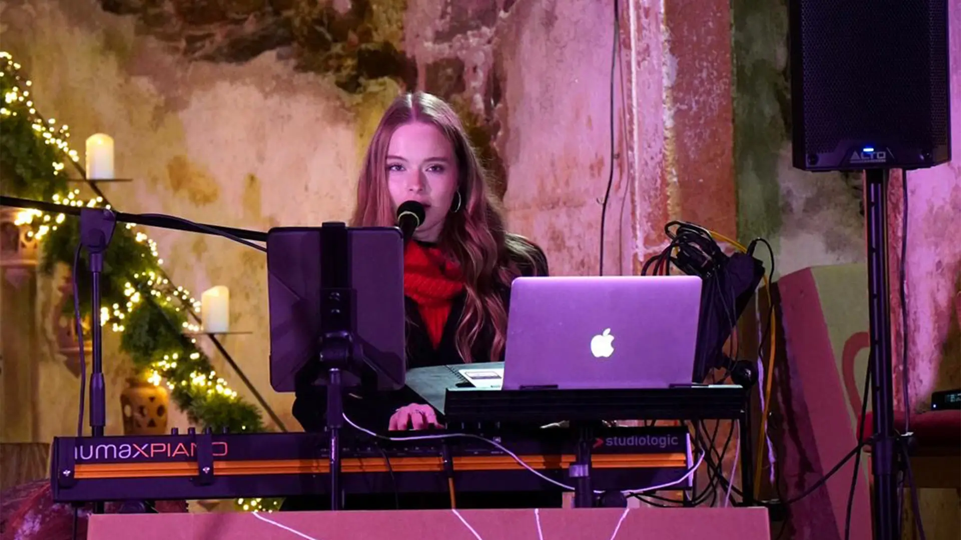 Zpěvačka Nina při tradičním vánočním koncertu v kostele sv. Michaela Archanděla v Blatně.