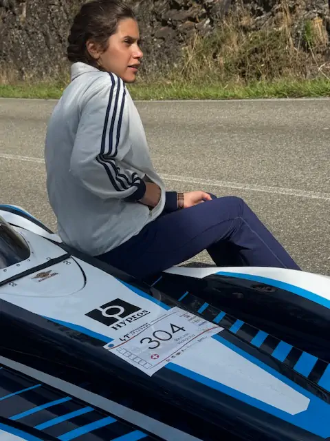 Natacha Binczak assise sur sa caisse à savon Hypros