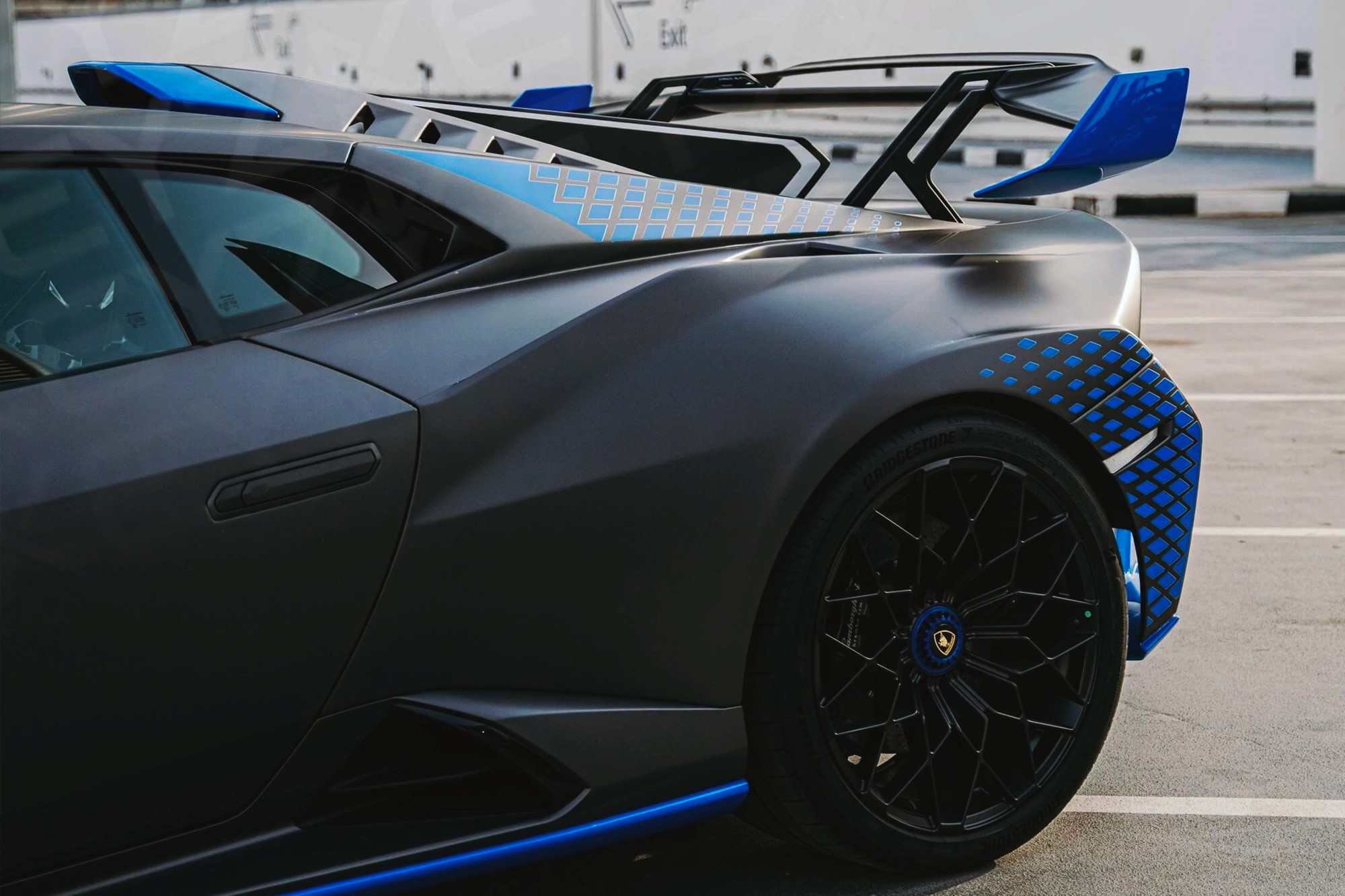 Vue arrière Lamborghini Huracan STO Noir Mat – Location Supercar à Dubaï | Keyz Rent