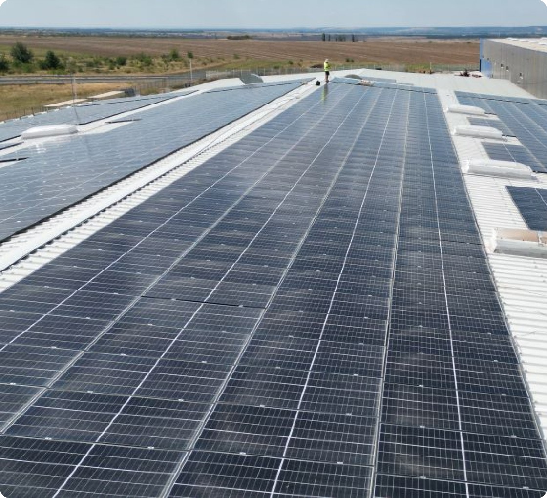 sistem fotovoltaic pe hala industriala