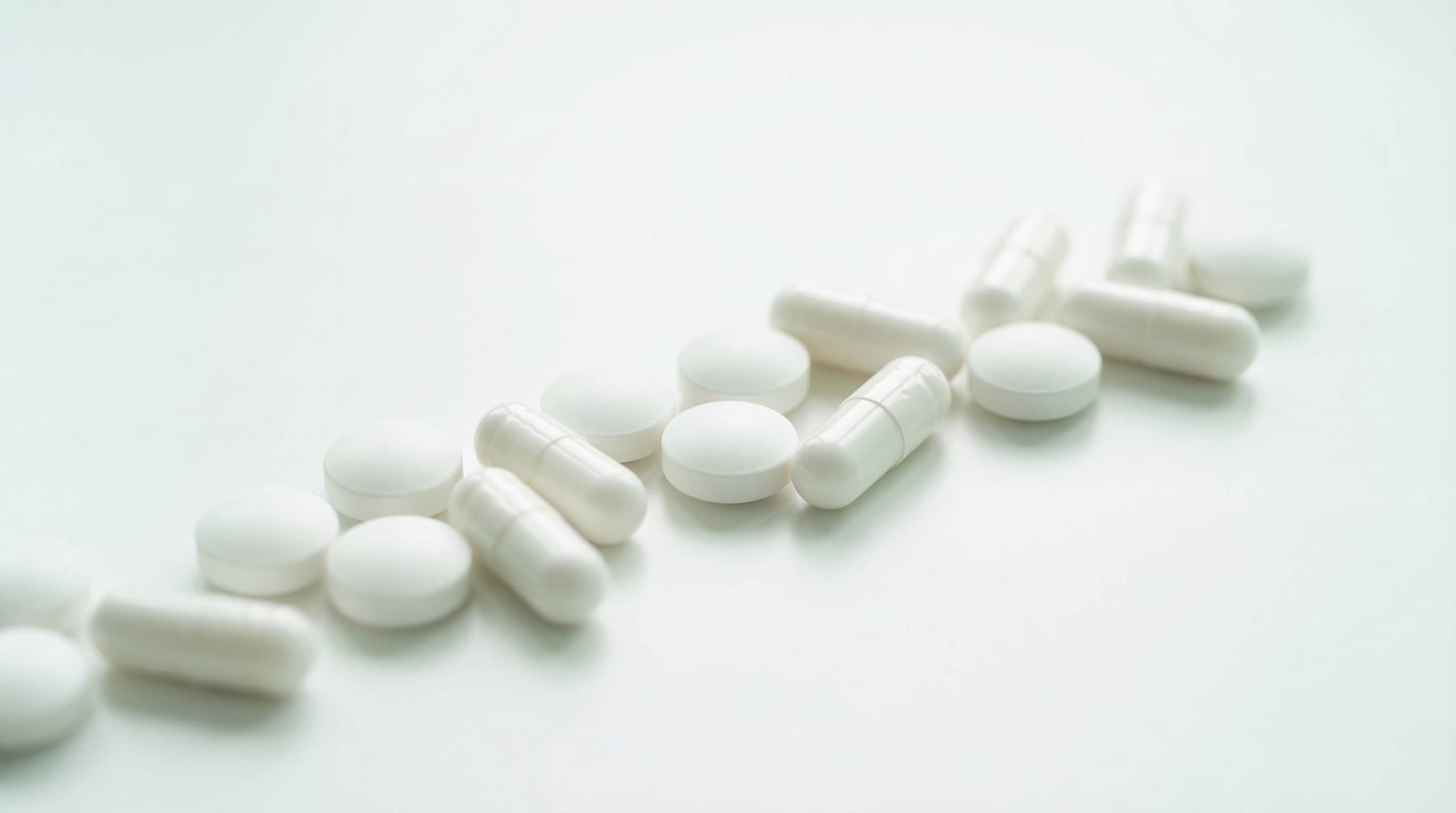 Laboratório da Synvia realizando controle de qualidade farmacêutica e análises de estabilidade em conformidade com REBLAS e ANVISA