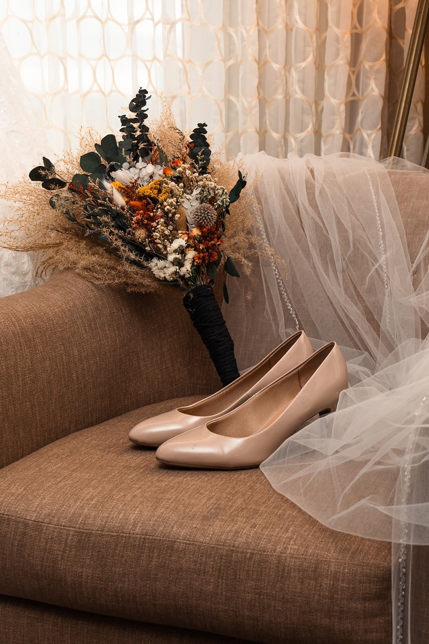 A beautifully decorated wedding cake featuring red and white roses.