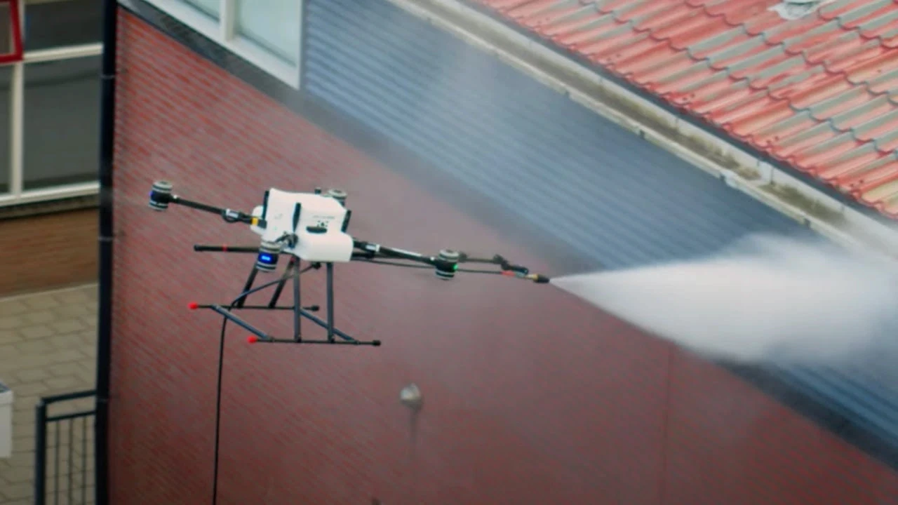 drone qui nettoie un bardage à la haute pression