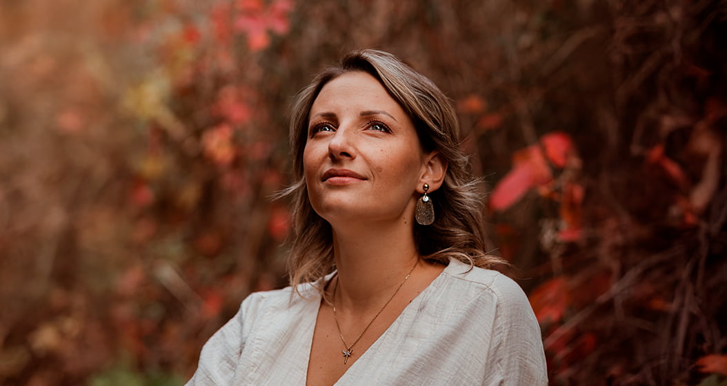 Portrait de Coralie Habrard dans un paysage automnal
