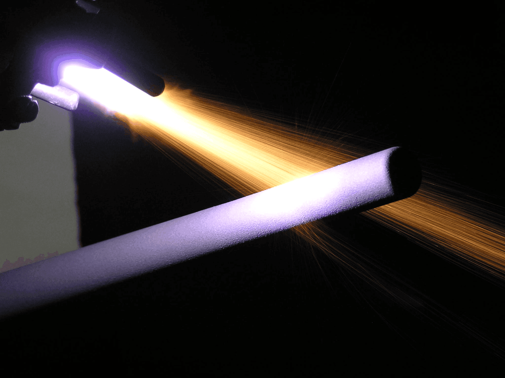 Plasmaspuiten in uitvoering met vonkenreken op een cilindrisch werkstuk bij Plasma Service
