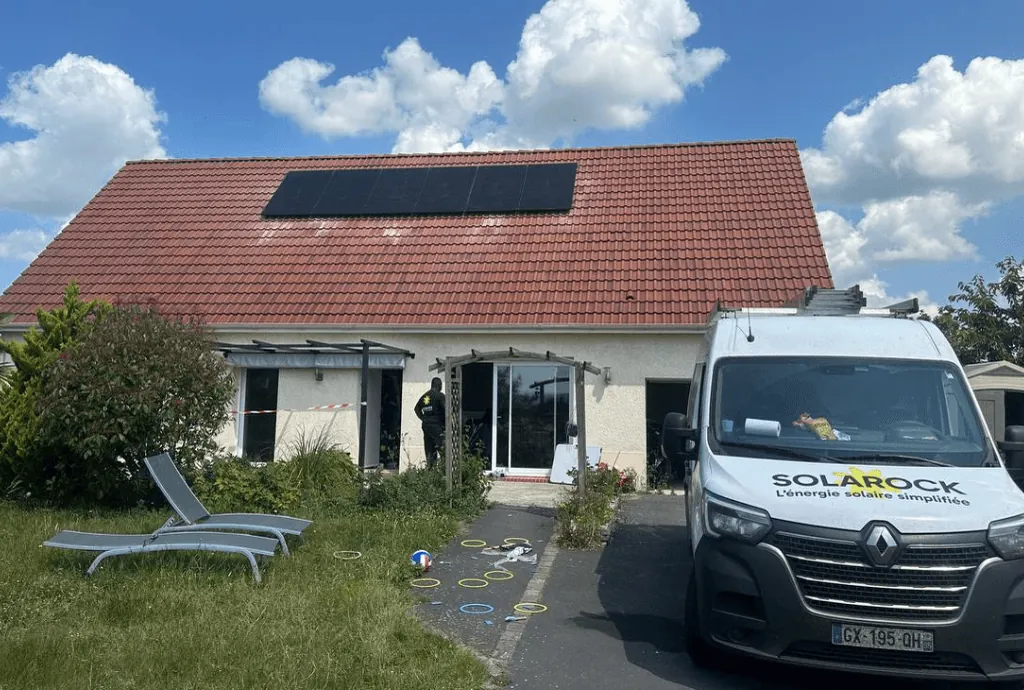 Photo d'une maison à Quillebeuf-sur-Seine équipée de panneaux photovoltaïques dont l'installation a été faite par Solarock.