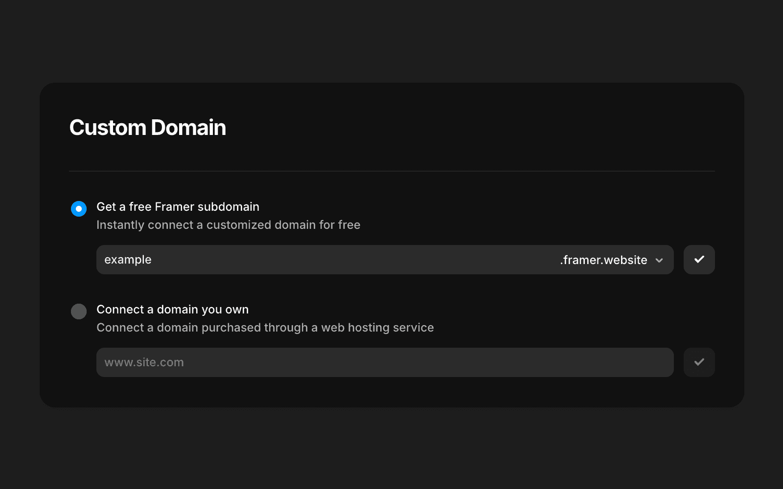 Framer 域名设置界面截图,显示“自定义域名”部分。界面中显示两个选项:“获取免费 Framer 子域名”(已选中)和“连接您拥有的域名”。在免费子域名部分,有一个文本字段输入了“example”,下拉菜单显示“.framer.website”,并带有确认按钮。下方是未选中的连接已购域名选项,示例字段显示“www.site.com”