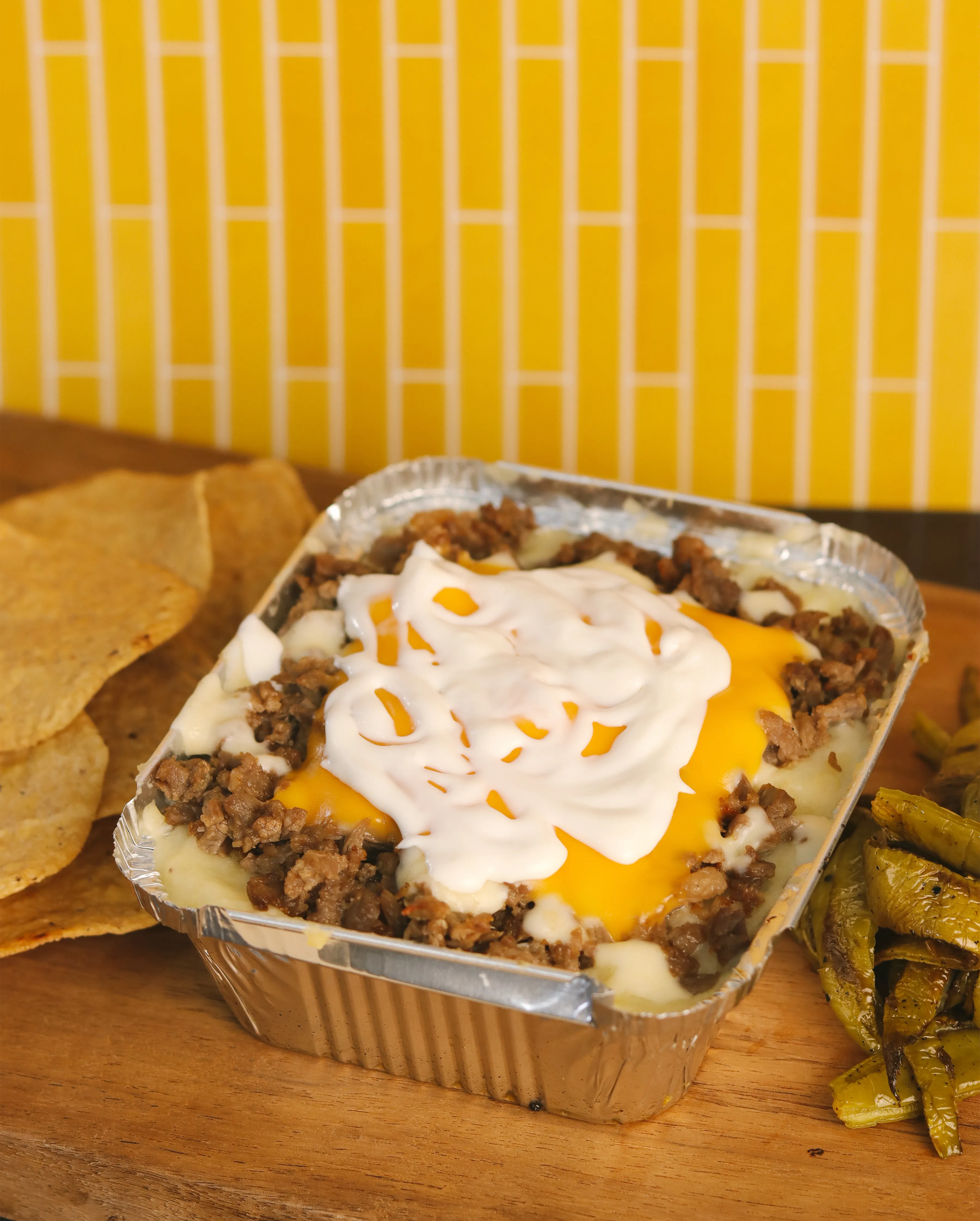 Papas al horno con crema y chile en escabeche.
