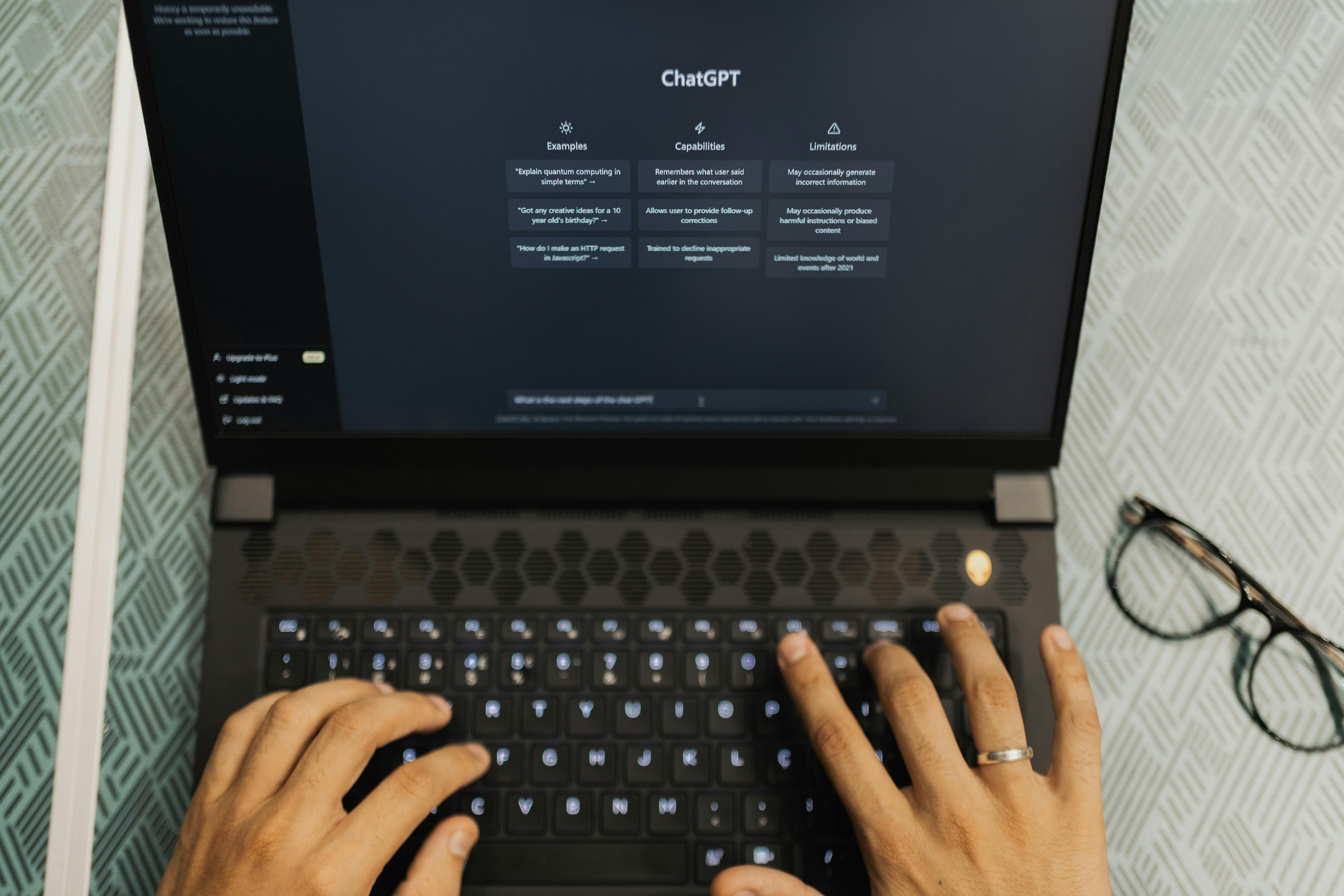 Mani digitano su laptop con ChatGPT aperto: apprendimento AI e produttività