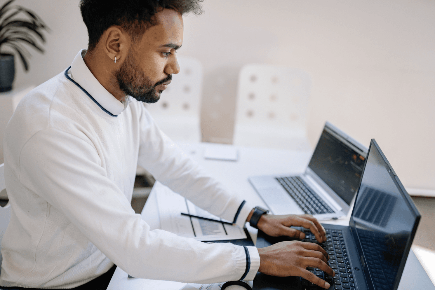 A man analyzes about How to Structure Campaigns to Get the Most From ROAS Auto-Bidding